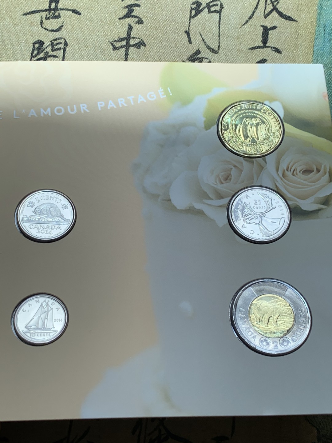 《竞宝斋》第89场-本周日，周一，周四，3场连拍（全场不限金额包邮） 三套精美玫瑰装 加拿大2014年 五枚装结婚套币 最大面值2加元 原装袋子