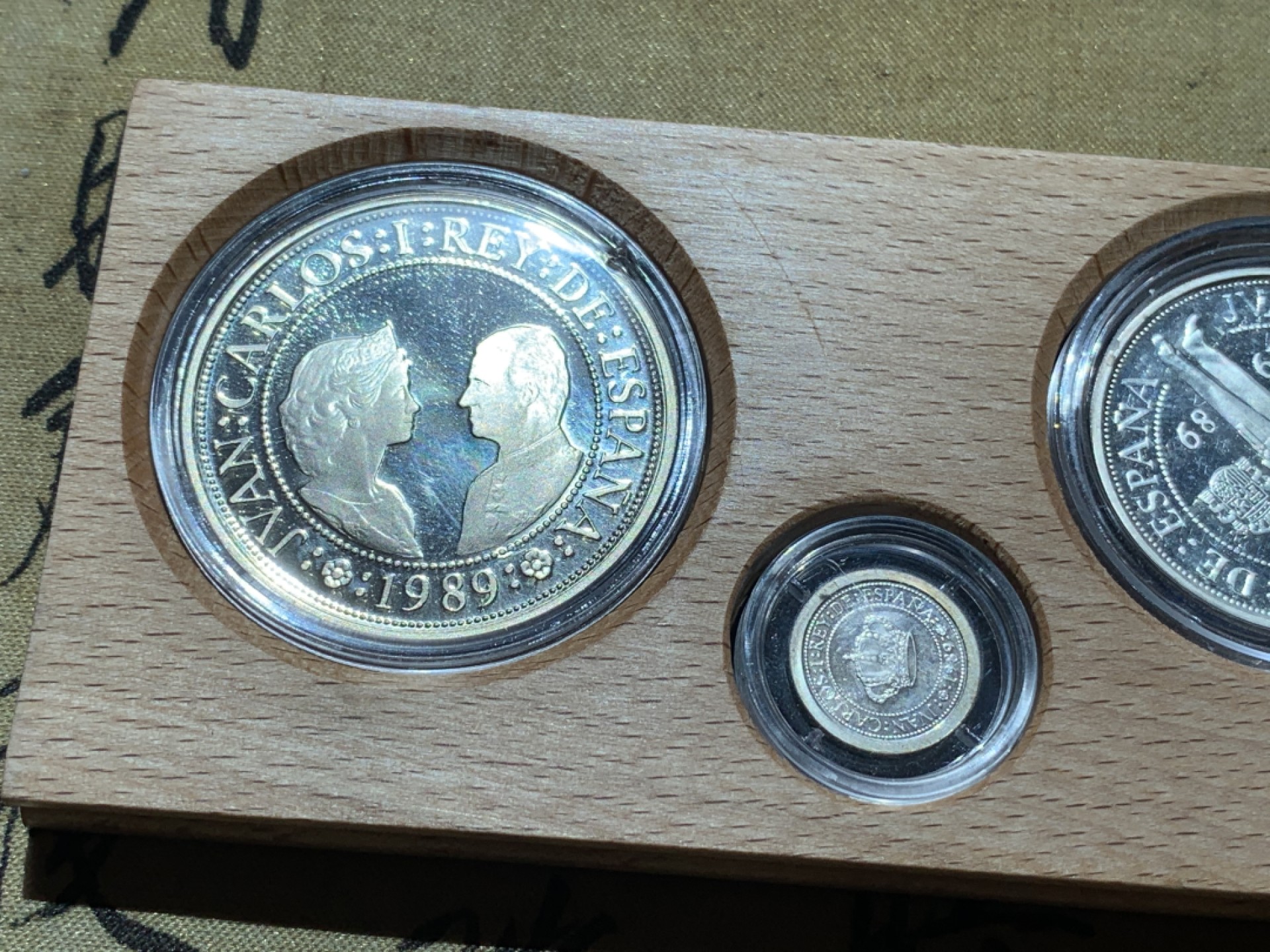 《竞宝斋》第89场-本周日，周一，周四，3场连拍（全场不限金额包邮） 原木盒 西班牙 1989年 五百周年纪念 五枚套 精制银币 非常漂亮