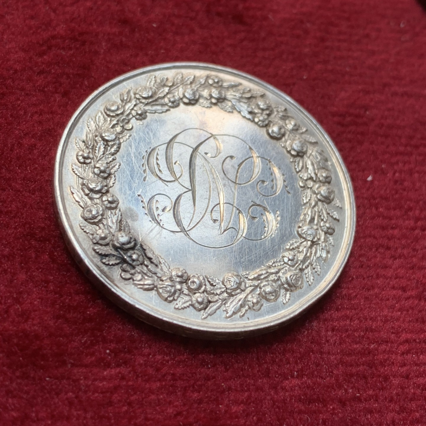 《竞宝斋》第89场-本周日，周一，周四，3场连拍（全场不限金额包邮） 法国 1832-1841年 银质婚章 背面为花体缩写，边缘雕刻了婚期，比较难得 29.8mm直径11.78克 神灯边铭