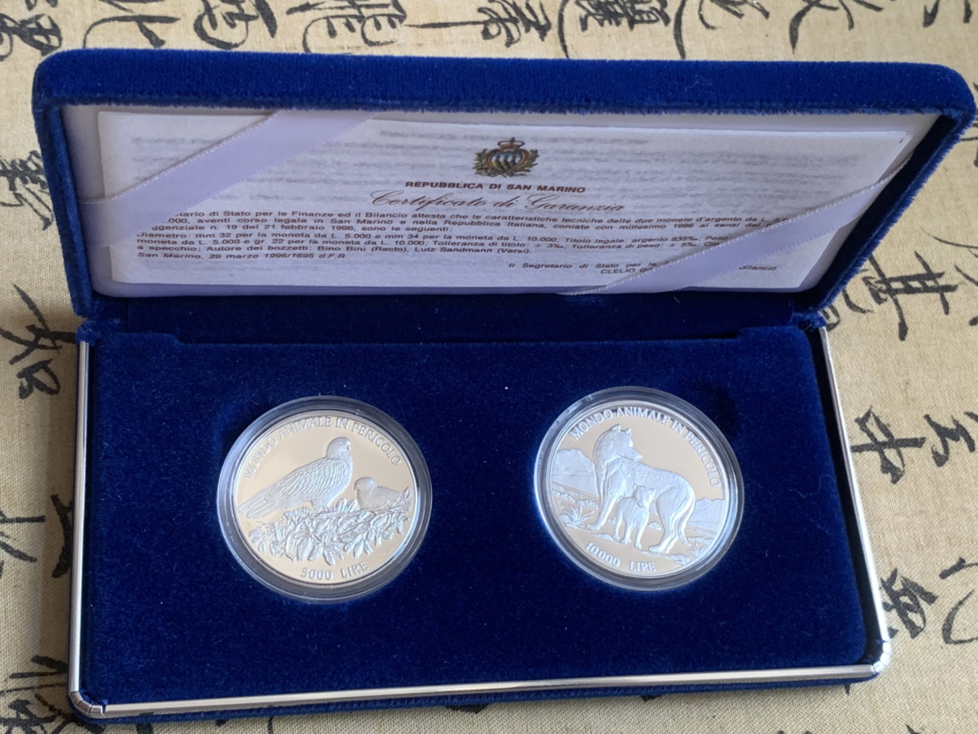 《竞宝斋》第89场-本周日，周一，周四，3场连拍（全场不限金额包邮） 原盒证书 圣马力诺1996年 濒危动物系列 5000/10000里拉精致大银币 非常漂亮