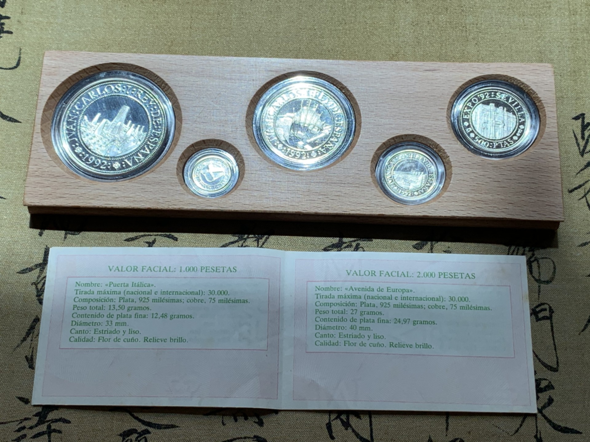 《竞宝斋》第89场-本周日，周一，周四，3场连拍（全场不限金额包邮） 原木盒 西班牙 1992年 五百周年纪念 五枚套 精制银币 非常漂亮 系列里最稀少年份