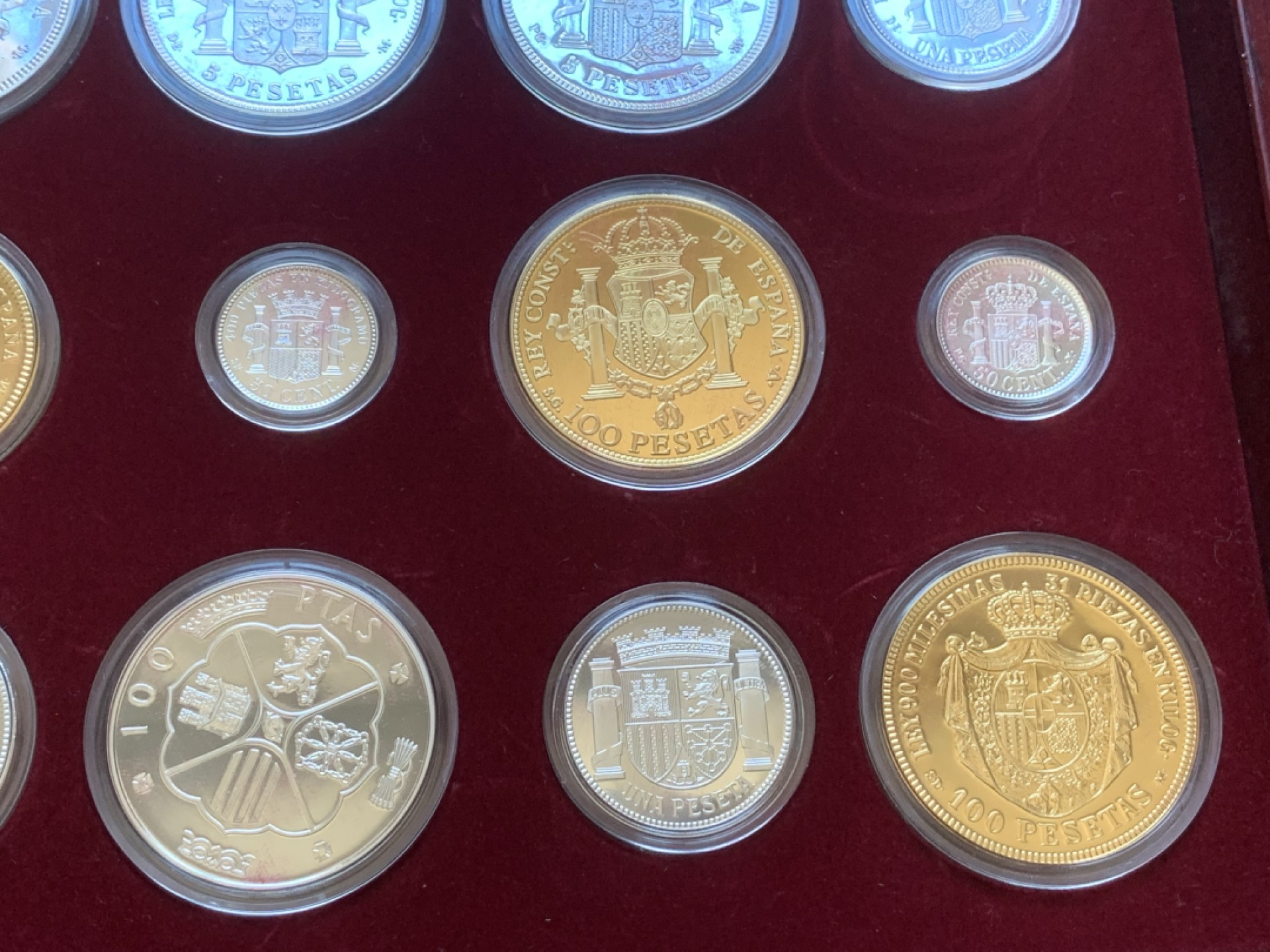 《竞宝斋》第89场-本周日，周一，周四，3场连拍（全场不限金额包邮） 原木盒证书 西班牙 纪念比塞塔货币 银章 一共24枚 925银 其中7枚镀金，总重量550克