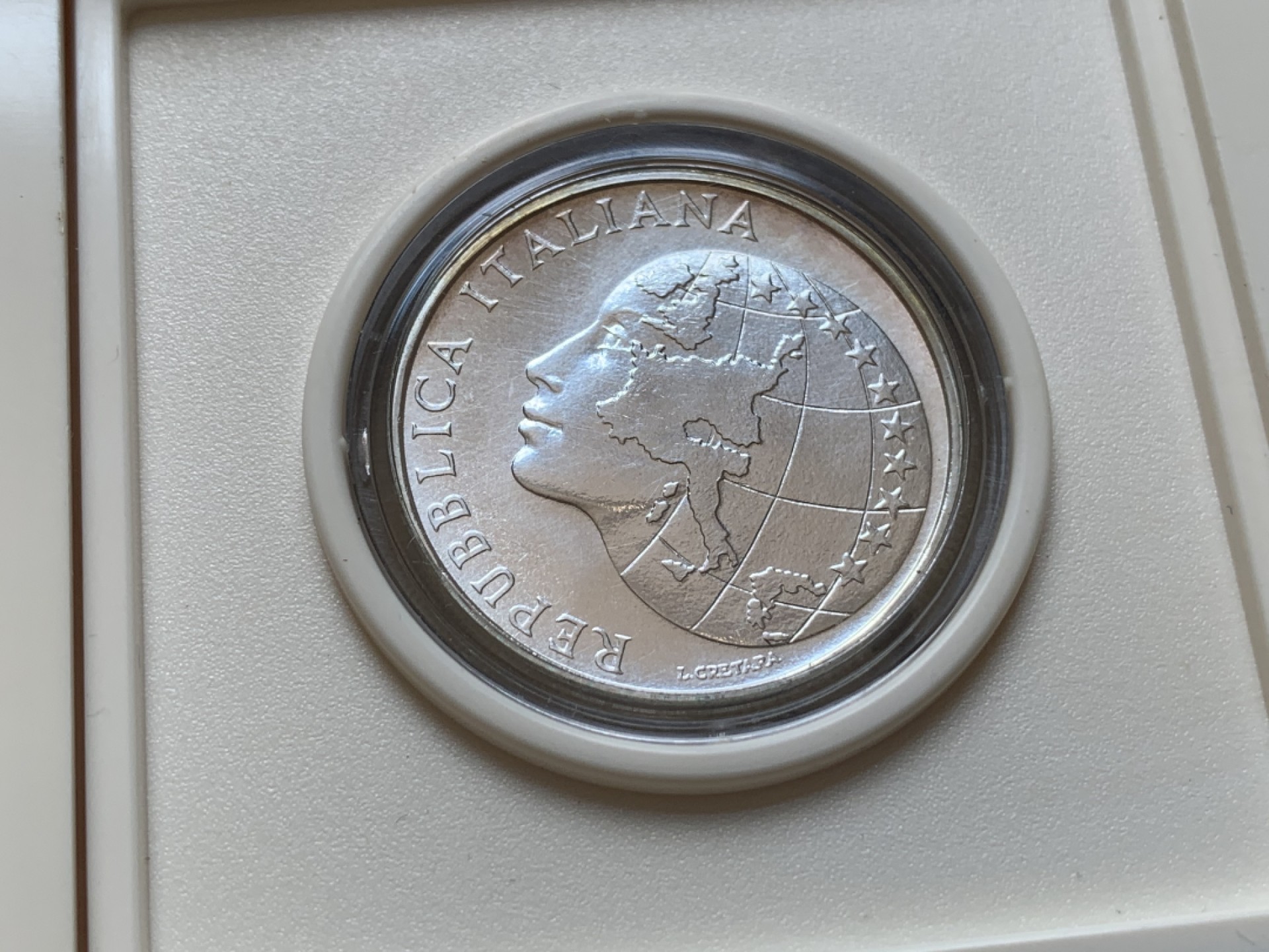 《竞宝斋》第89场-本周日，周一，周四，3场连拍（全场不限金额包邮） 原包装 意大利1985年 纪念担任欧洲共同体主席 500里拉银币 精制的白盒子
