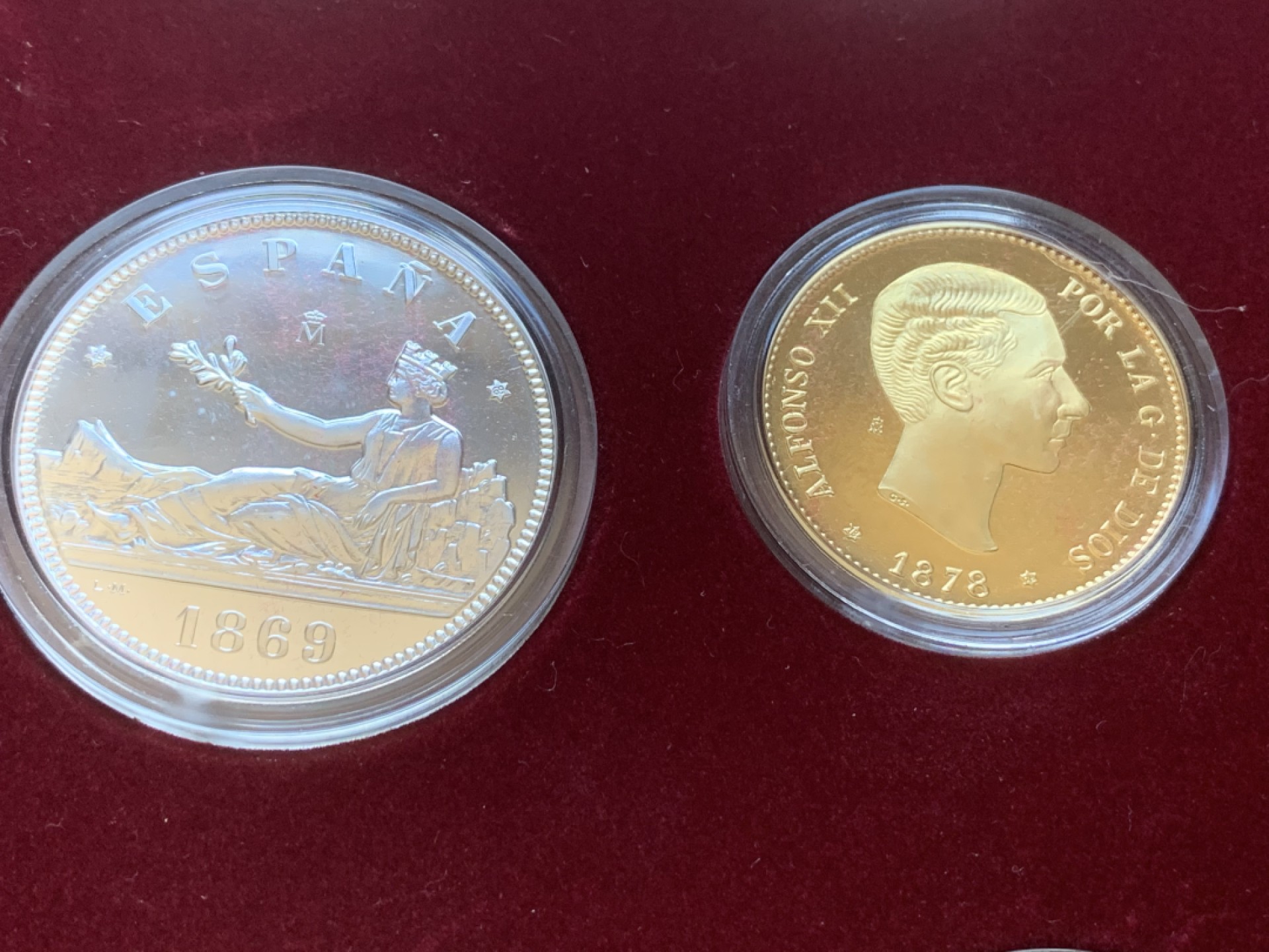 《竞宝斋》第89场-本周日，周一，周四，3场连拍（全场不限金额包邮） 原木盒证书 西班牙 纪念比塞塔货币 银章 一共24枚 925银 其中7枚镀金，总重量550克