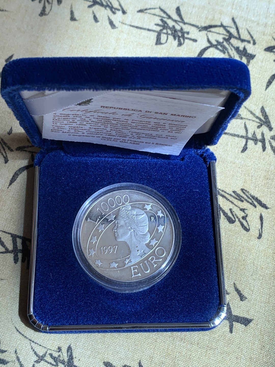 《竞宝斋》第89场-本周日，周一，周四，3场连拍（全场不限金额包邮） 原盒证书 圣马力诺 1997年女神头像 10000里拉精制大银币 22克 835银