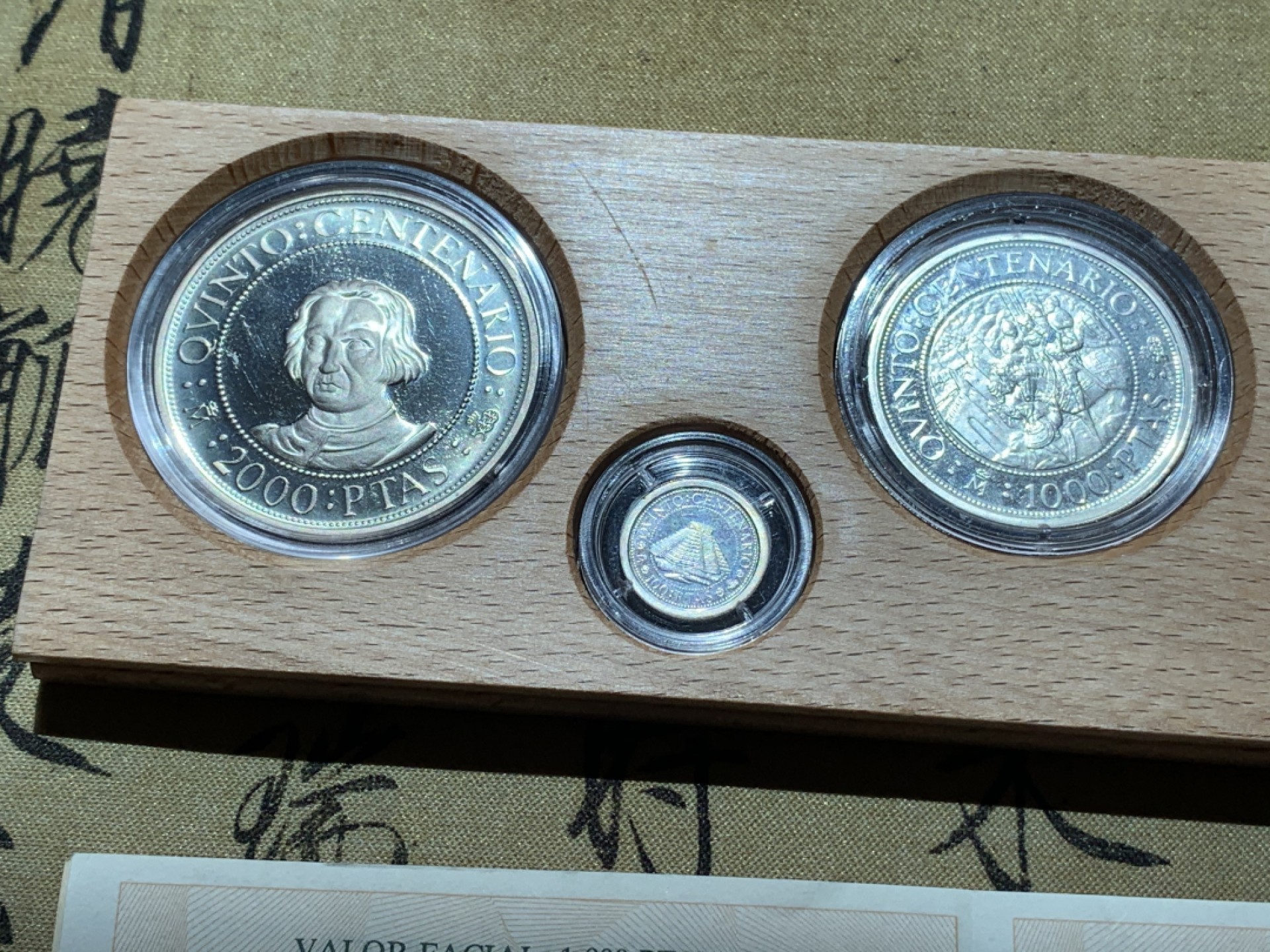 《竞宝斋》第89场-本周日，周一，周四，3场连拍（全场不限金额包邮） 原木盒 西班牙 1989年 五百周年纪念 五枚套 精制银币 非常漂亮