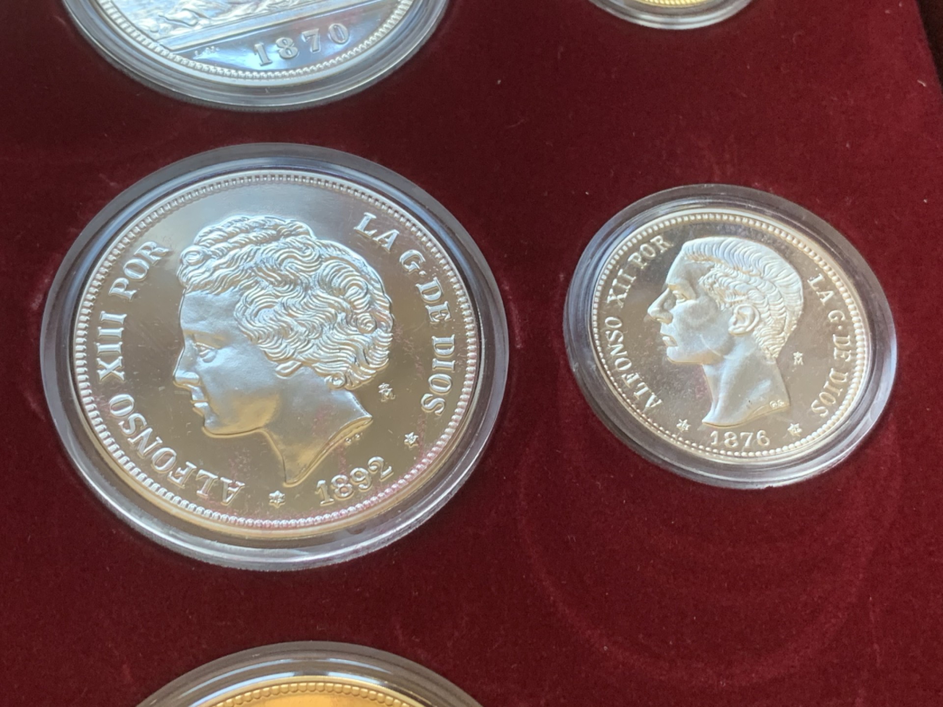 《竞宝斋》第89场-本周日，周一，周四，3场连拍（全场不限金额包邮） 原木盒证书 西班牙 纪念比塞塔货币 银章 一共24枚 925银 其中7枚镀金，总重量550克