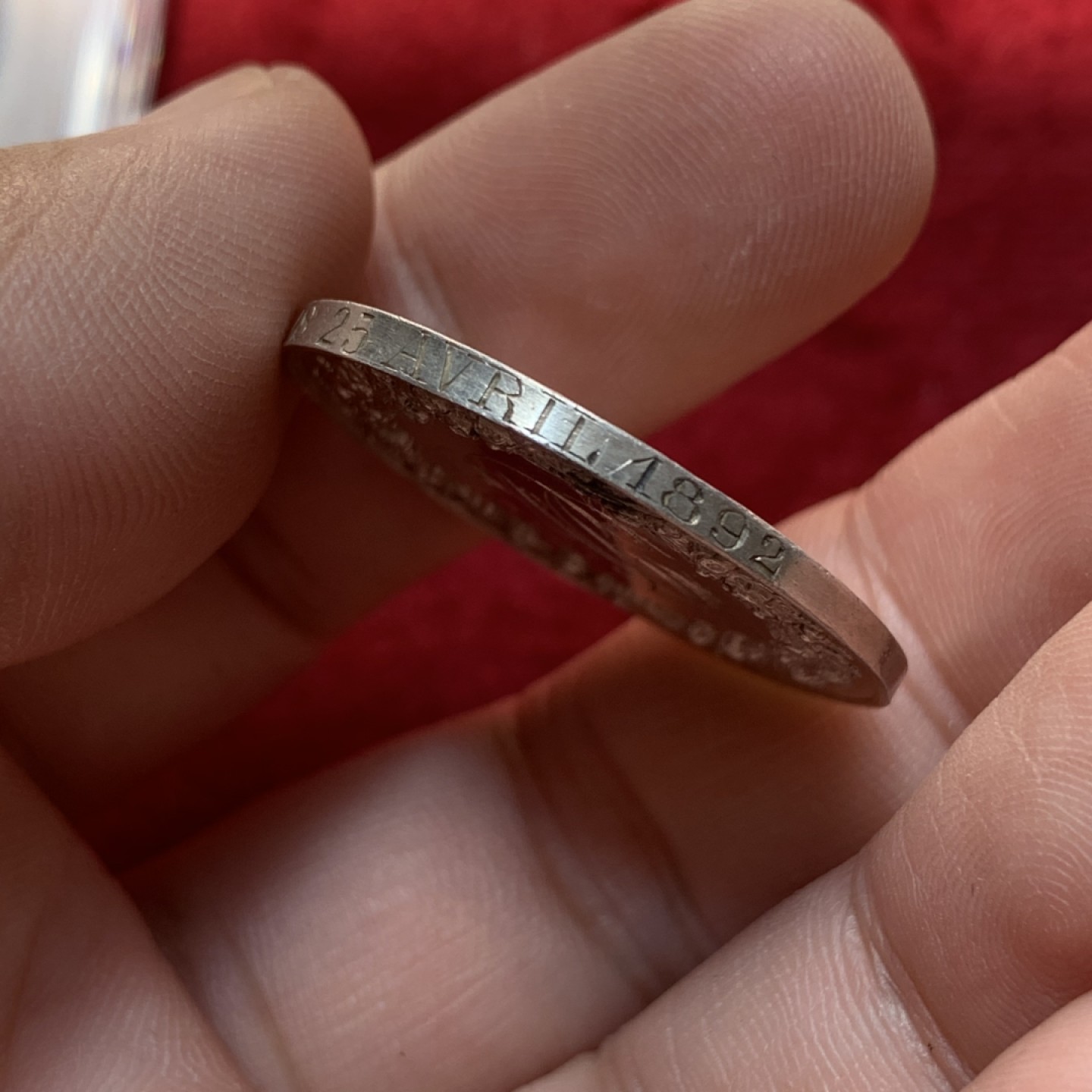 《竞宝斋》第89场-本周日，周一，周四，3场连拍（全场不限金额包邮） 法国 1832-1841年 银质婚章 背面为花体缩写，边缘雕刻了婚期，比较难得 29.8mm直径11.78克 神灯边铭