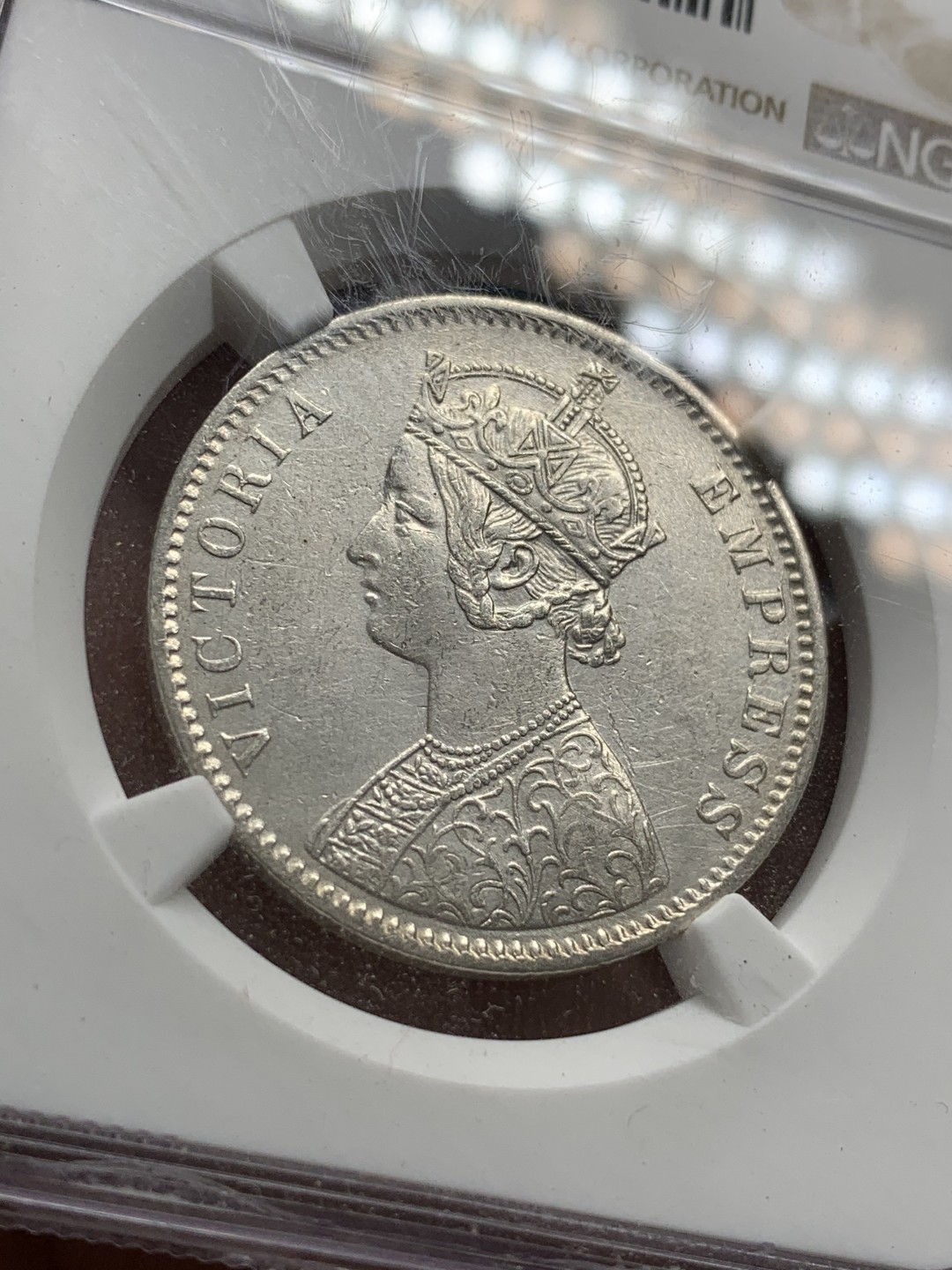 《竞宝斋》第89场-本周日，周一，周四，3场连拍（全场不限金额包邮） NGC-UNC  印度 1887年 维多利亚 1卢比银币 