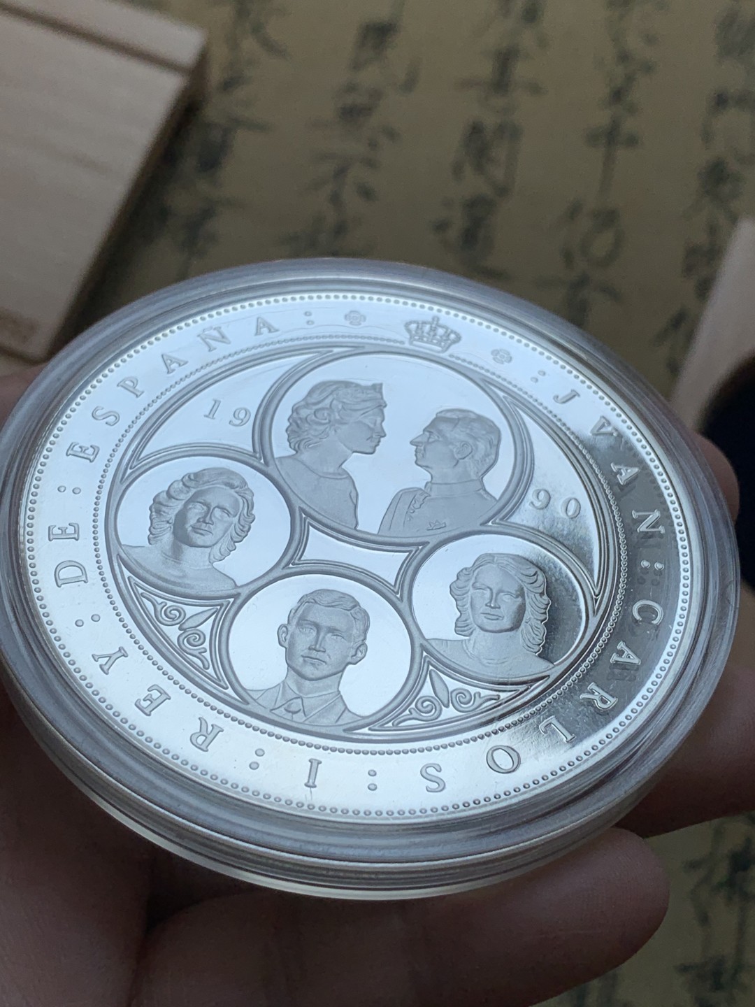 《竞宝斋》第89场-本周日，周一，周四，3场连拍（全场不限金额包邮） 168.75克 原木盒 西班牙1990年 发现美洲五百周年纪念 10000比塞塔 大银币 