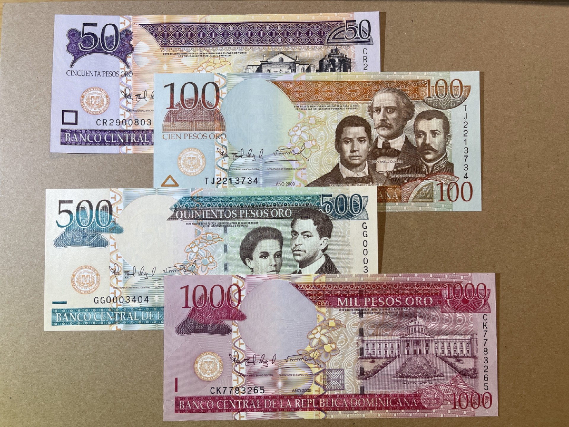 《张总收藏》70期——外币精品 多米尼加50-1000比索4张 UNC 2009年