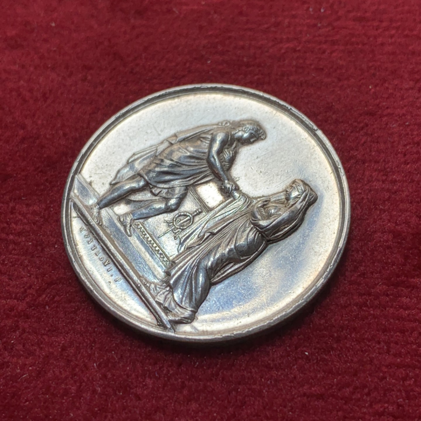 《竞宝斋》第89场-本周日，周一，周四，3场连拍（全场不限金额包邮） 法国 1845-1860年 银质结婚纪念章 雕刻了 婚期及双方姓名缩写，非常有意义 28.1mm直径 10.17克 手指铭 银标