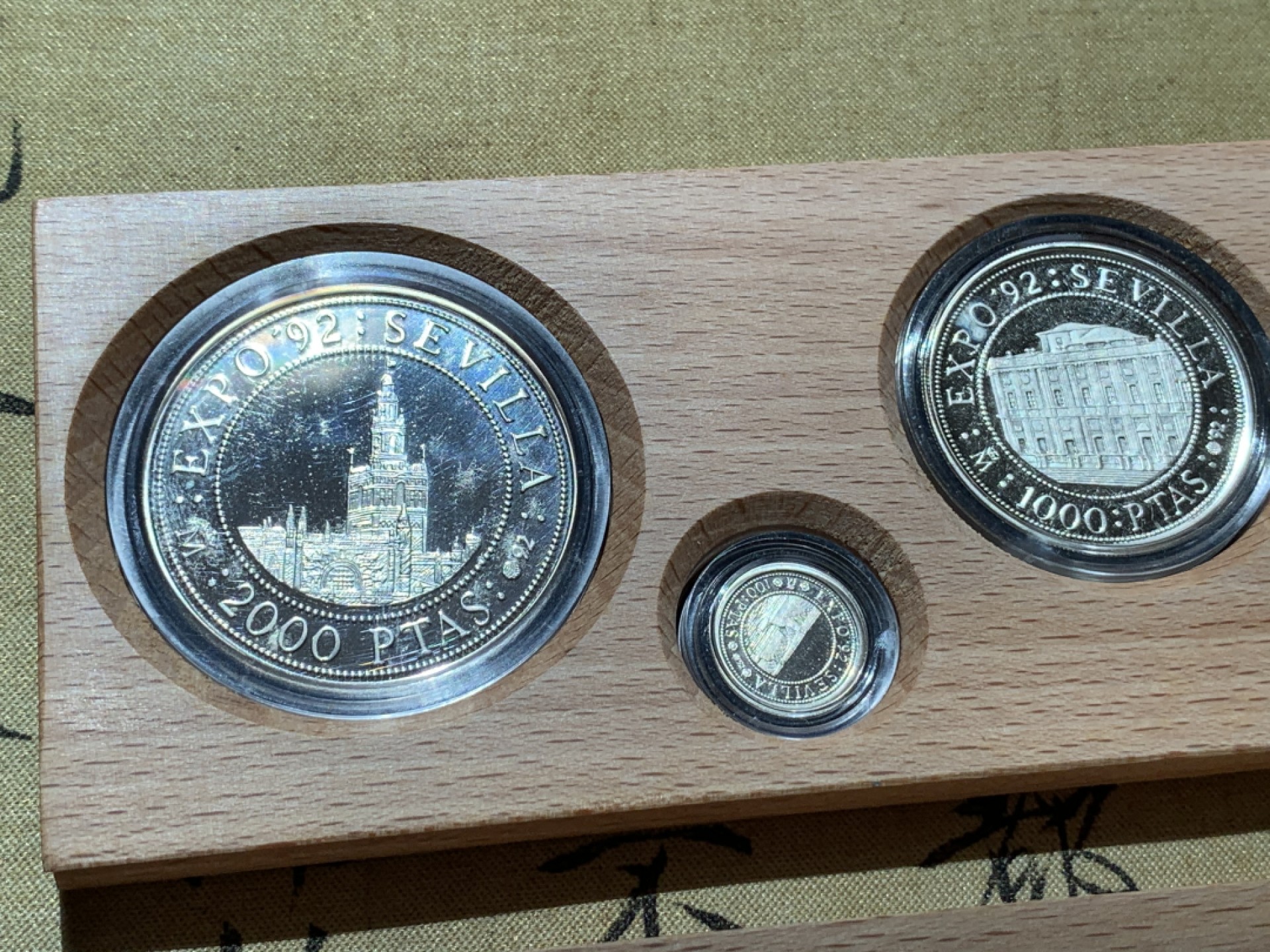 《竞宝斋》第89场-本周日，周一，周四，3场连拍（全场不限金额包邮） 原木盒 西班牙 1992年 五百周年纪念 五枚套 精制银币 非常漂亮 系列里最稀少年份