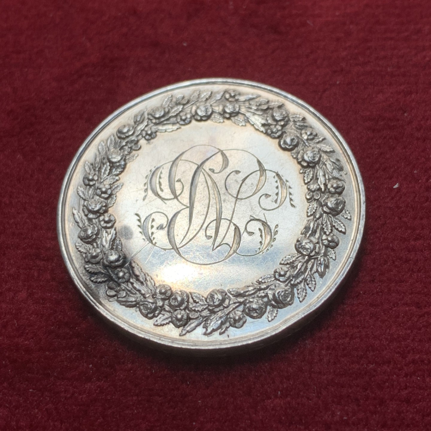 《竞宝斋》第89场-本周日，周一，周四，3场连拍（全场不限金额包邮） 法国 1832-1841年 银质婚章 背面为花体缩写，边缘雕刻了婚期，比较难得 29.8mm直径11.78克 神灯边铭