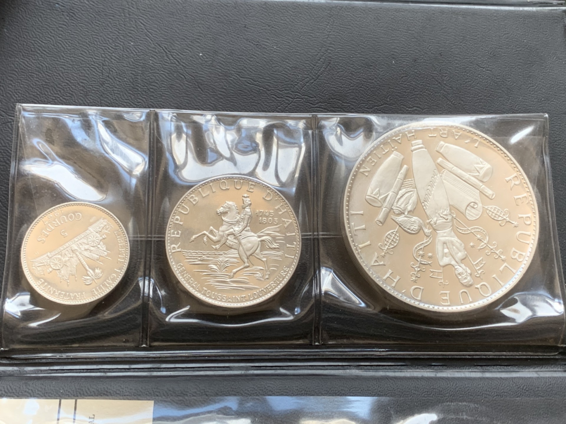 《竞宝斋》第89场-本周日，周一，周四，3场连拍（全场不限金额包邮） 大钱包 原包装带证书 海地 1967年 庆祝十周年革命胜利 5/10/25盾 发行量4000多只有 精制纯银999银币 23.52g/47.05g/117.8g