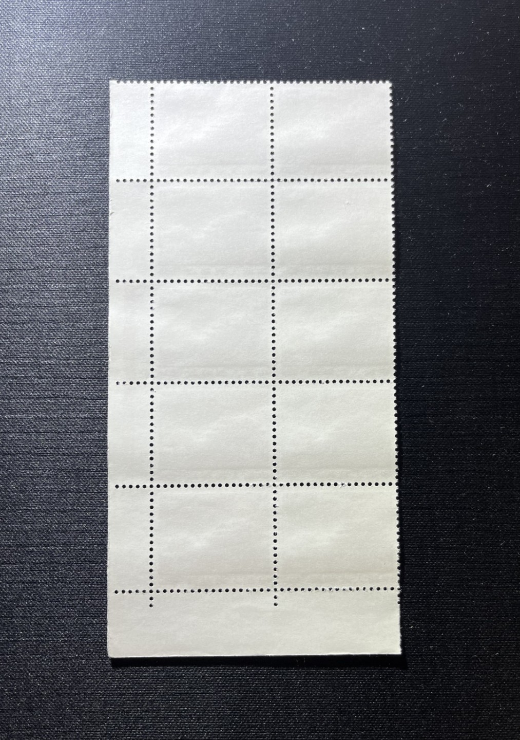 洪涛臻品 精选邮票限时拍卖第十期 普无号  8分天安门 纯红色标10方连。版撕嘎嘎绝，红色非常漂亮，搭配纯红色标，三俗稀缺，价值洼地，集邮册中必不可少的一组，全品可评级