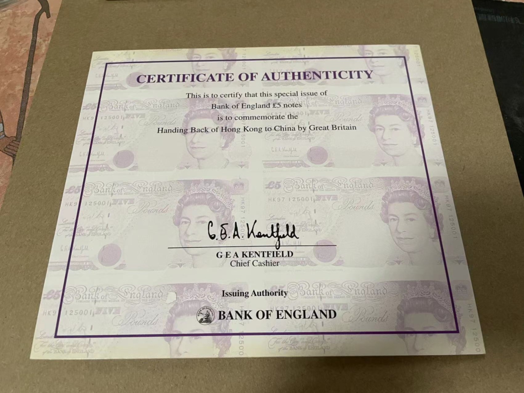 【Blue Auction】✨世界纸币精拍第218期【精】——安彻尔和安娜 【原装带册 千位小号】英国 HK97冠 皇冠版5镑 全新UNC