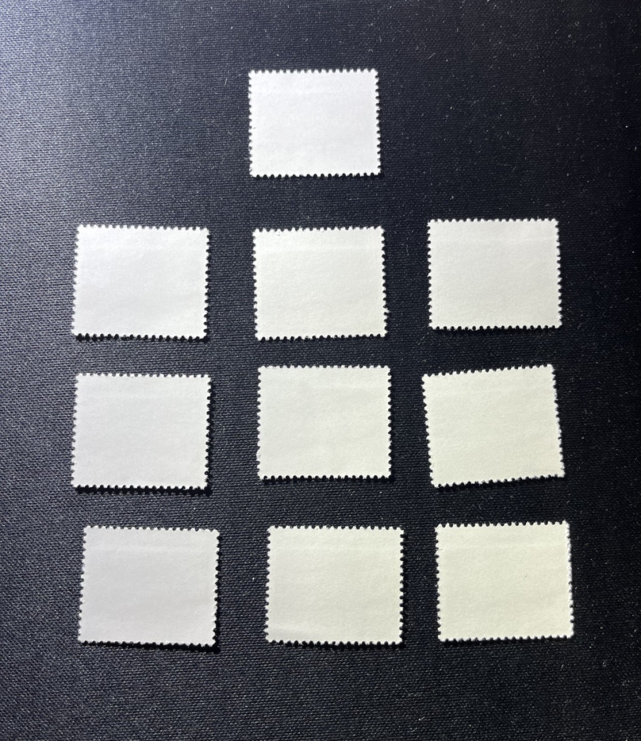 洪涛臻品 精选邮票限时拍卖第十期 普无号  8分宝塔山新10枚，版撕嘎嘎绝，非常漂亮，集邮册中必不可少的一枚，文革唯一一套普票，特点鲜明，欣赏收藏两不误，价值洼地，全品可评级