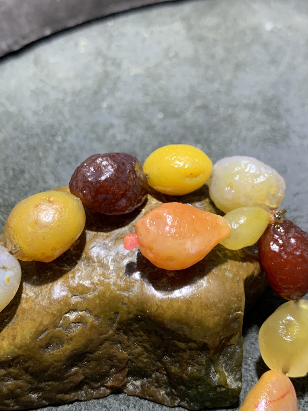 精美阿拉善黄色系彩珠玛瑙原石吊坠款手串一条，