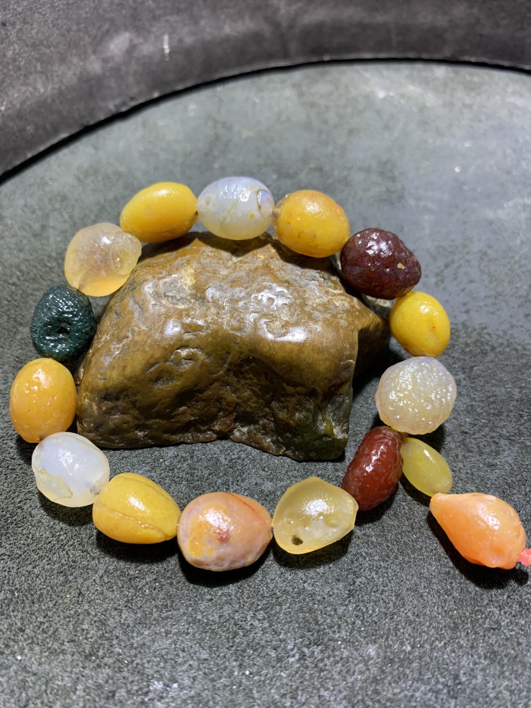 精美阿拉善黄色系彩珠玛瑙原石吊坠款手串一条，