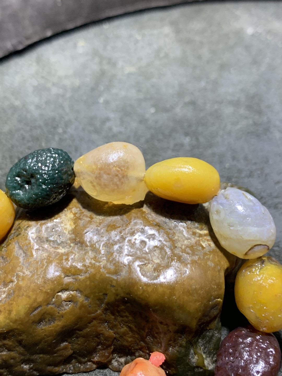 精美阿拉善黄色系彩珠玛瑙原石吊坠款手串一条，