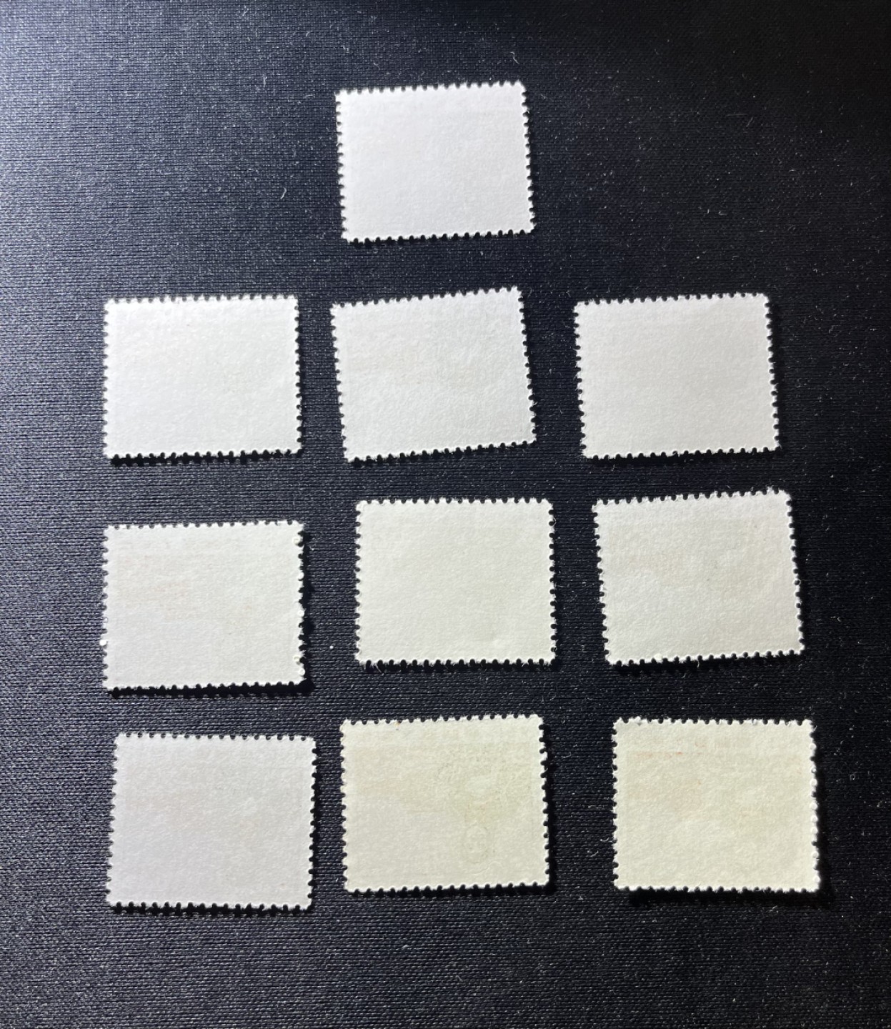 洪涛臻品 精选邮票限时拍卖第十期 普无号  10分解放军新10枚，版撕嘎嘎绝，光芒四射，非常漂亮，集邮册中必不可少的一枚，文革唯一一套普票，特点鲜明，欣赏收藏两不误，价值洼地，全品可评级