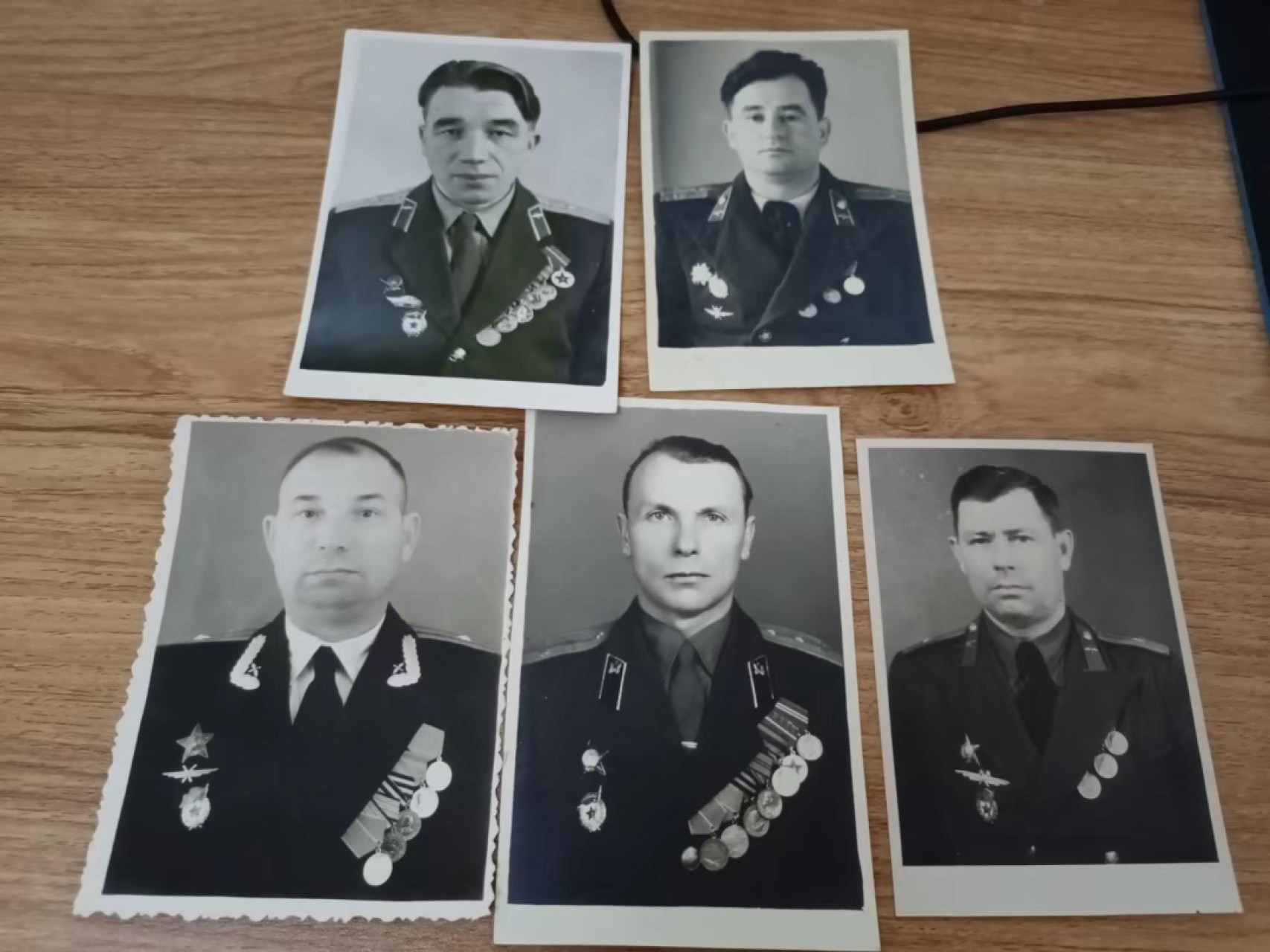 苏联勋章2022年8月拍卖  第五期8月26日-8月29日晚上9点 苏联军官照片5张都佩戴近卫军徽章