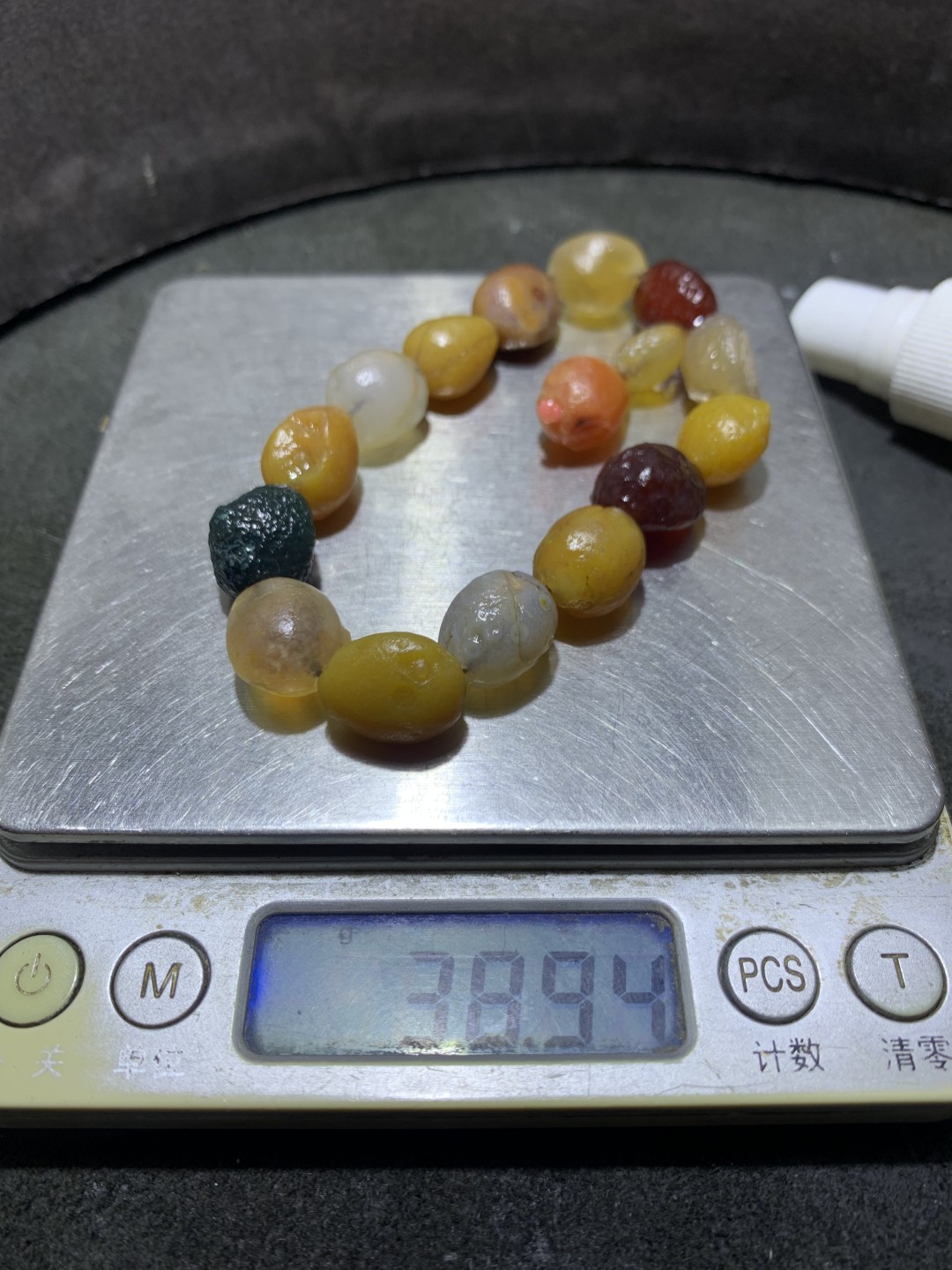 精美阿拉善黄色系彩珠玛瑙原石吊坠款手串一条，