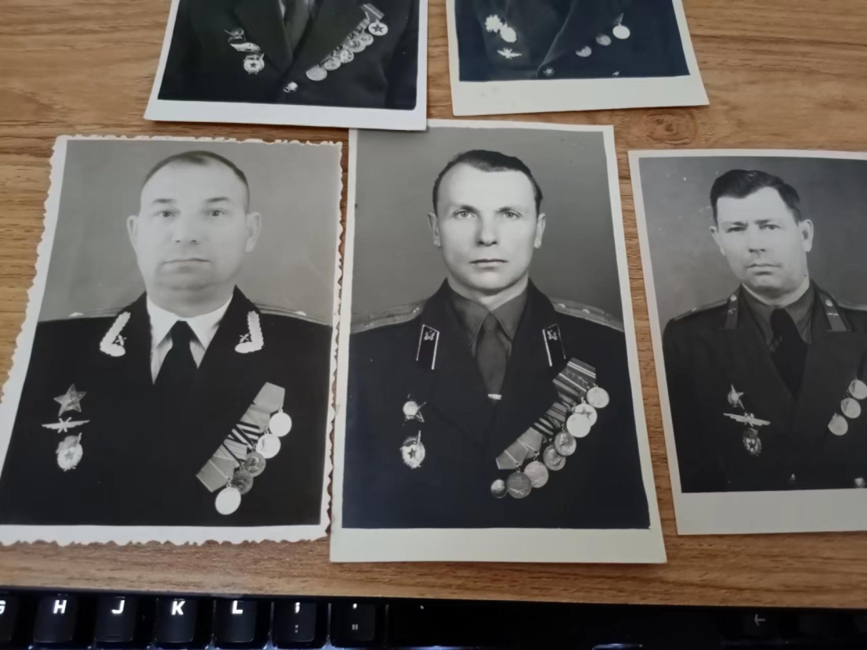 苏联勋章2022年8月拍卖  第五期8月26日-8月29日晚上9点 苏联军官照片5张都佩戴近卫军徽章