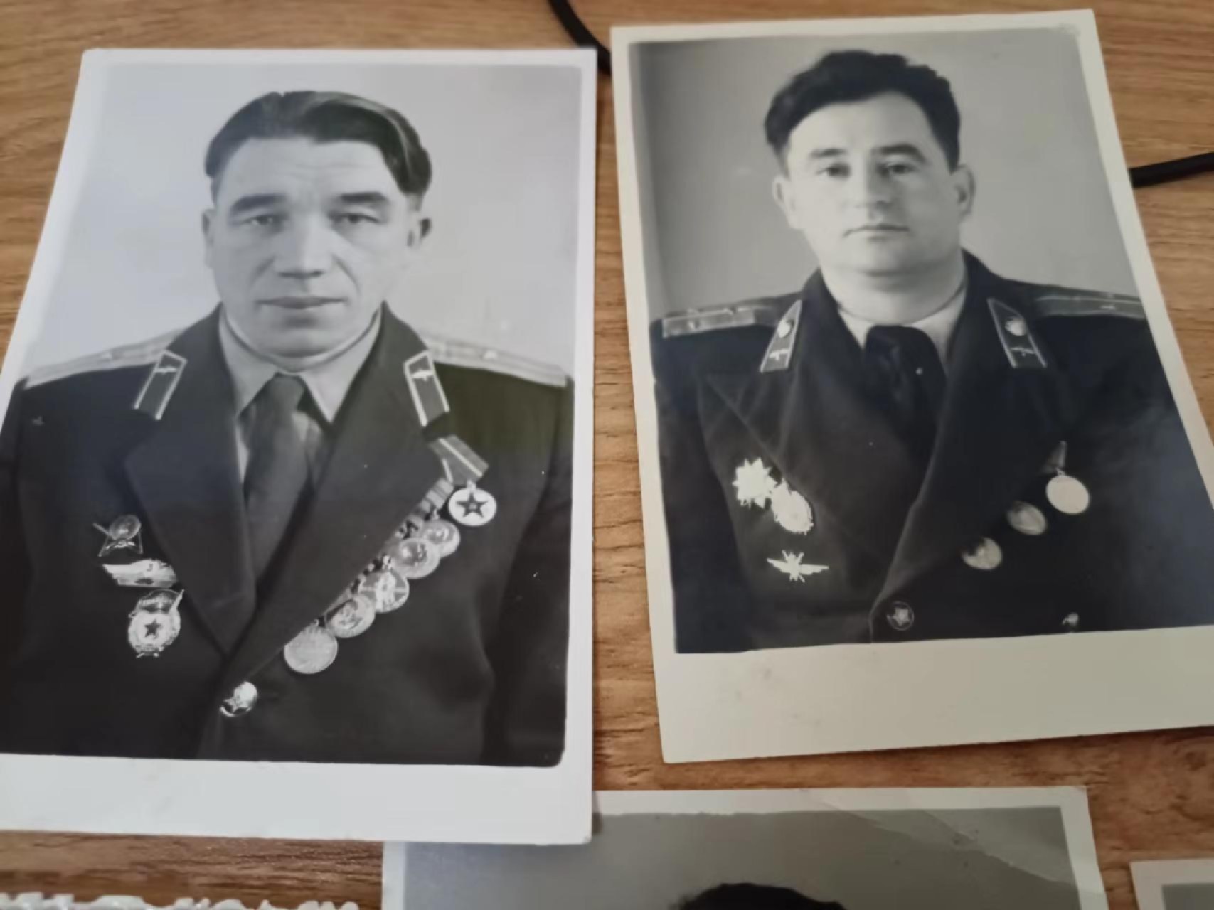 苏联勋章2022年8月拍卖  第五期8月26日-8月29日晚上9点 苏联军官照片5张都佩戴近卫军徽章