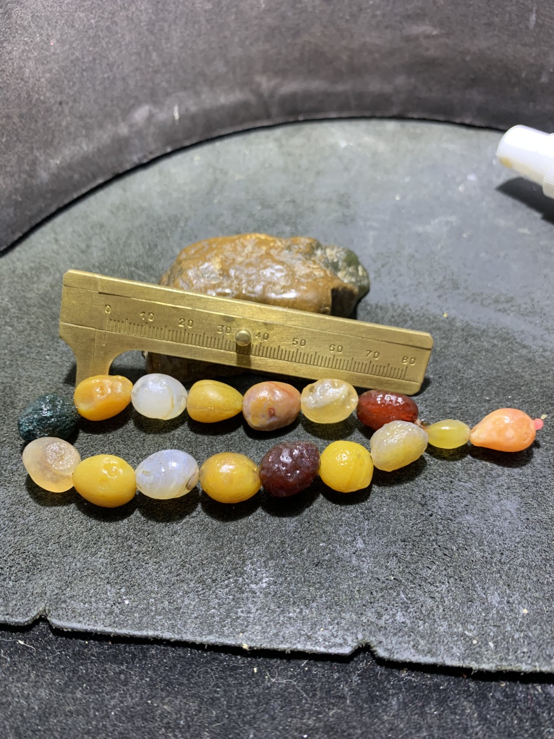 精美阿拉善黄色系彩珠玛瑙原石吊坠款手串一条，
