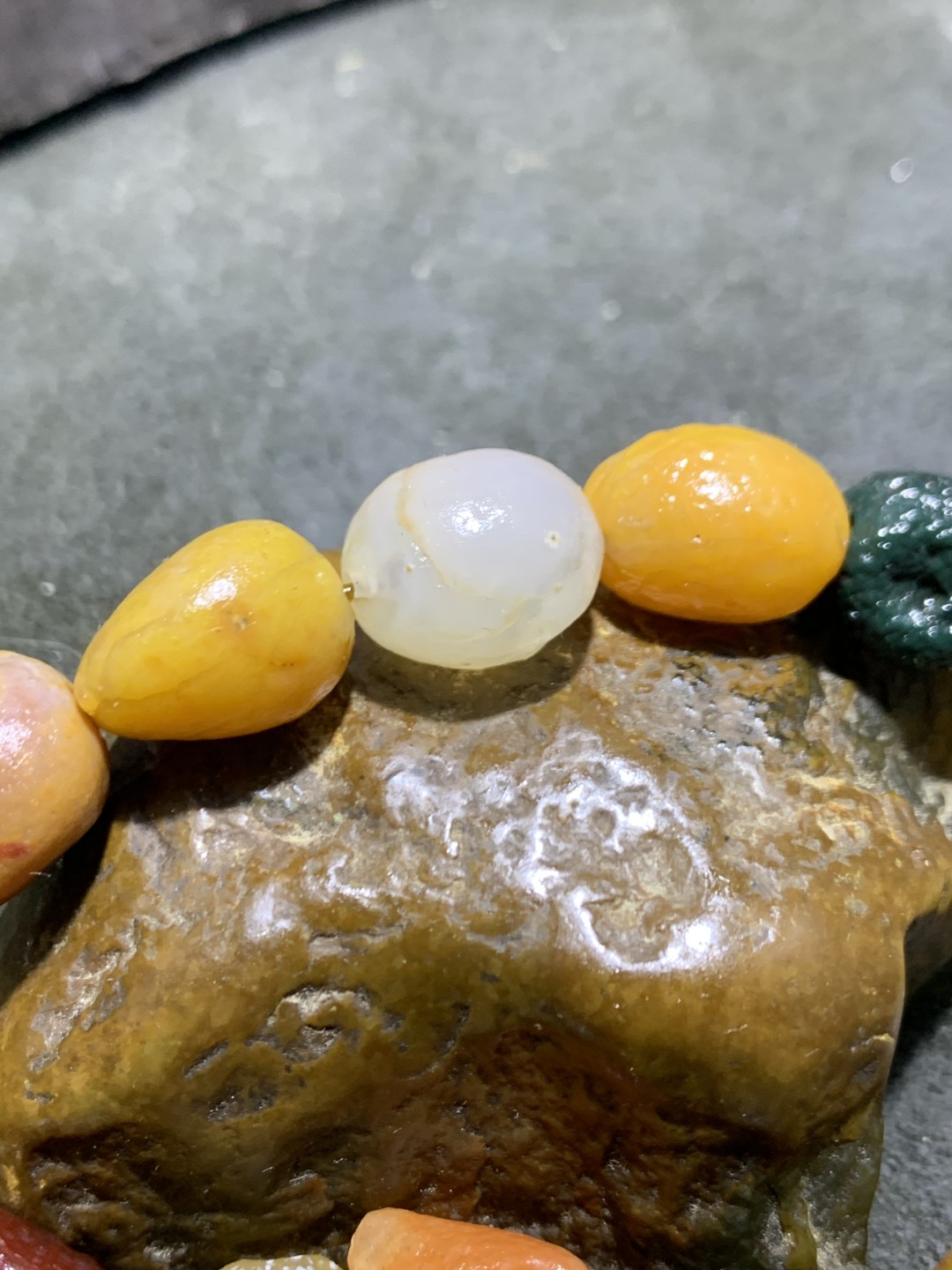精美阿拉善黄色系彩珠玛瑙原石吊坠款手串一条，