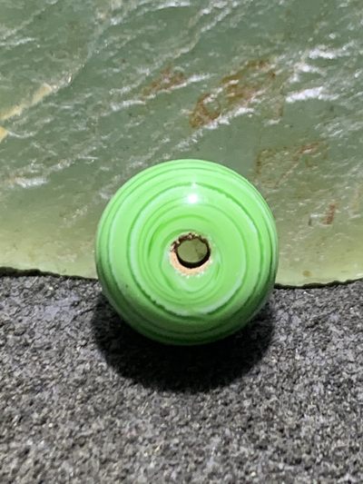 建国前后库存苹果绿色搅胎琉璃苹果珠一颗， - 建国前后库存苹果绿色搅胎琉璃苹果珠一颗，
