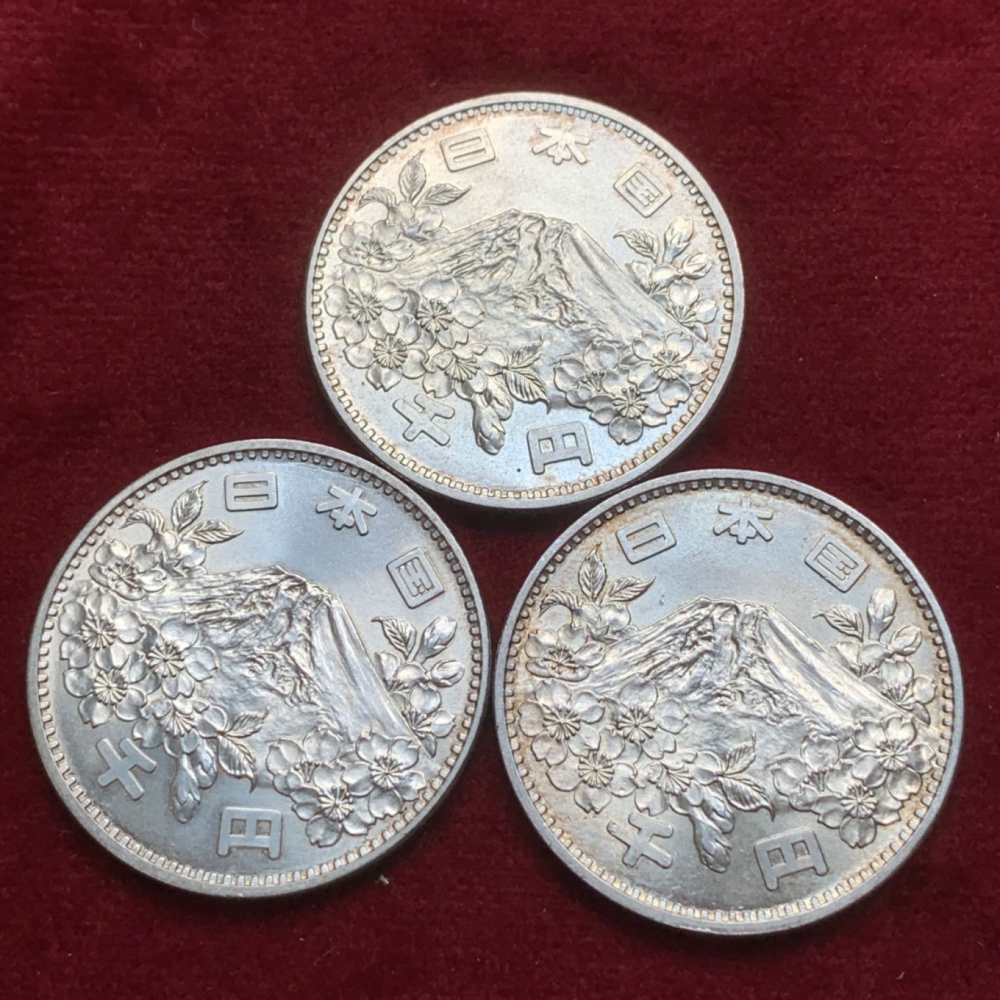 《竞宝斋》第91场-本周日，周一2场连拍（全场不限金额包邮） BU 三枚合拍 日本 1964年 1000日元 日本东京奥运会银币 三枚均为BU品相 底板完美 转光强烈耀眼 其中两枚已经从边缘开始生出金彩