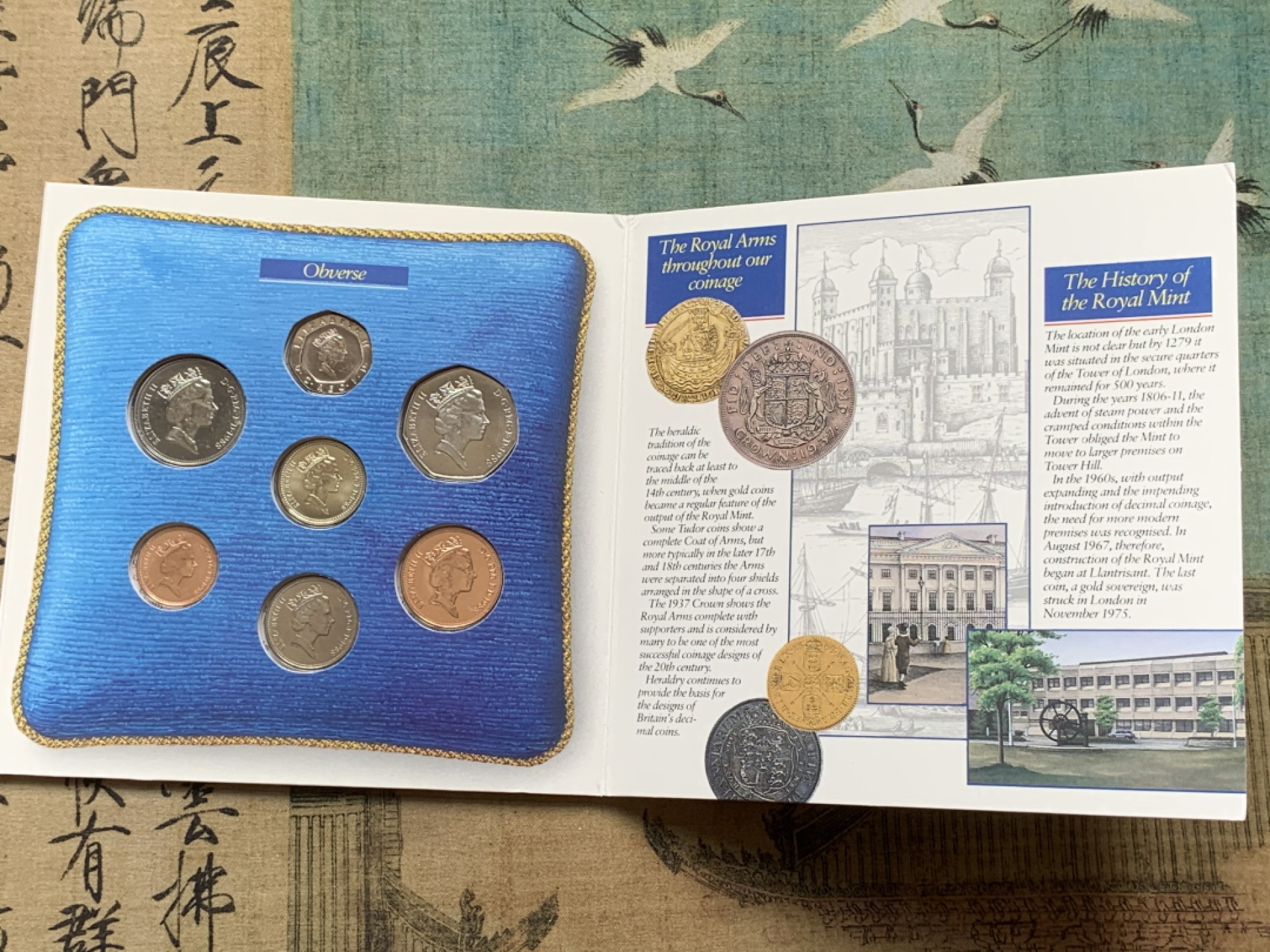 《竞宝斋》第91场-本周日，周一2场连拍（全场不限金额包邮） 英国 1988年 卡装套币 含一枚盾徽加厚1英镑面值的硬币 经典图案值得收藏 外加一枚 克朗纪念币