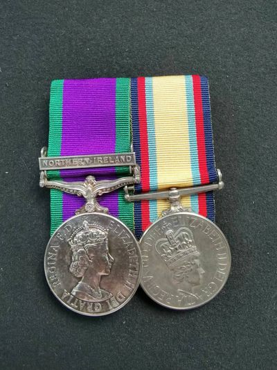 盛世勋华——号角文化勋章专场拍卖第47期 - 英国海湾战争双联挂 包括常规服役奖章（常规服役为银制 带北爱尔兰勋条）和海湾战争奖章  同一人 带刻名 礼服挂