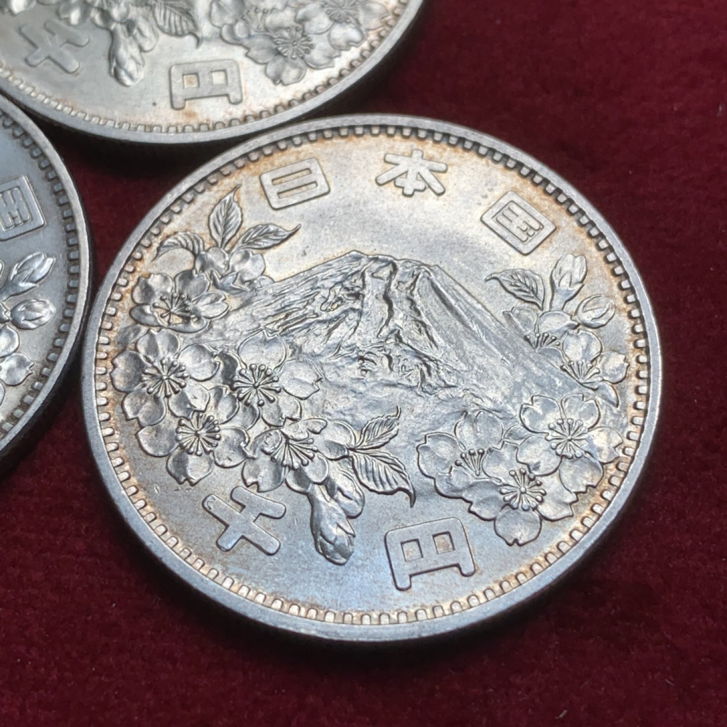 《竞宝斋》第91场-本周日，周一2场连拍（全场不限金额包邮） BU 三枚合拍 日本 1964年 1000日元 日本东京奥运会银币 三枚均为BU品相 底板完美 转光强烈耀眼 其中两枚已经从边缘开始生出金彩