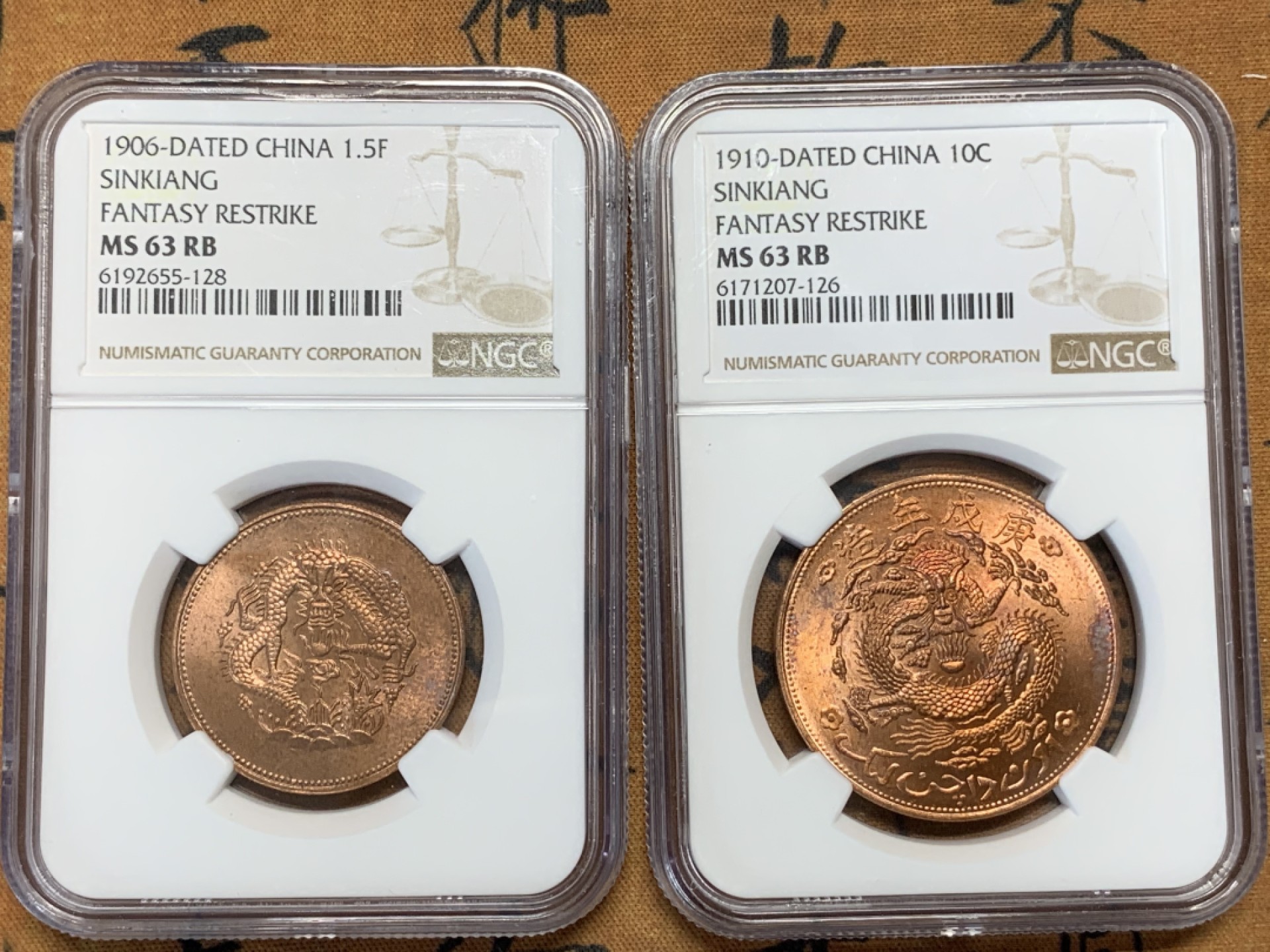 《竞宝斋》第91场-本周日，周一2场连拍（全场不限金额包邮） NGC-63RB 新疆1906年1分5厘、1910年10分红钱后铸铜币两枚 带车轮转光