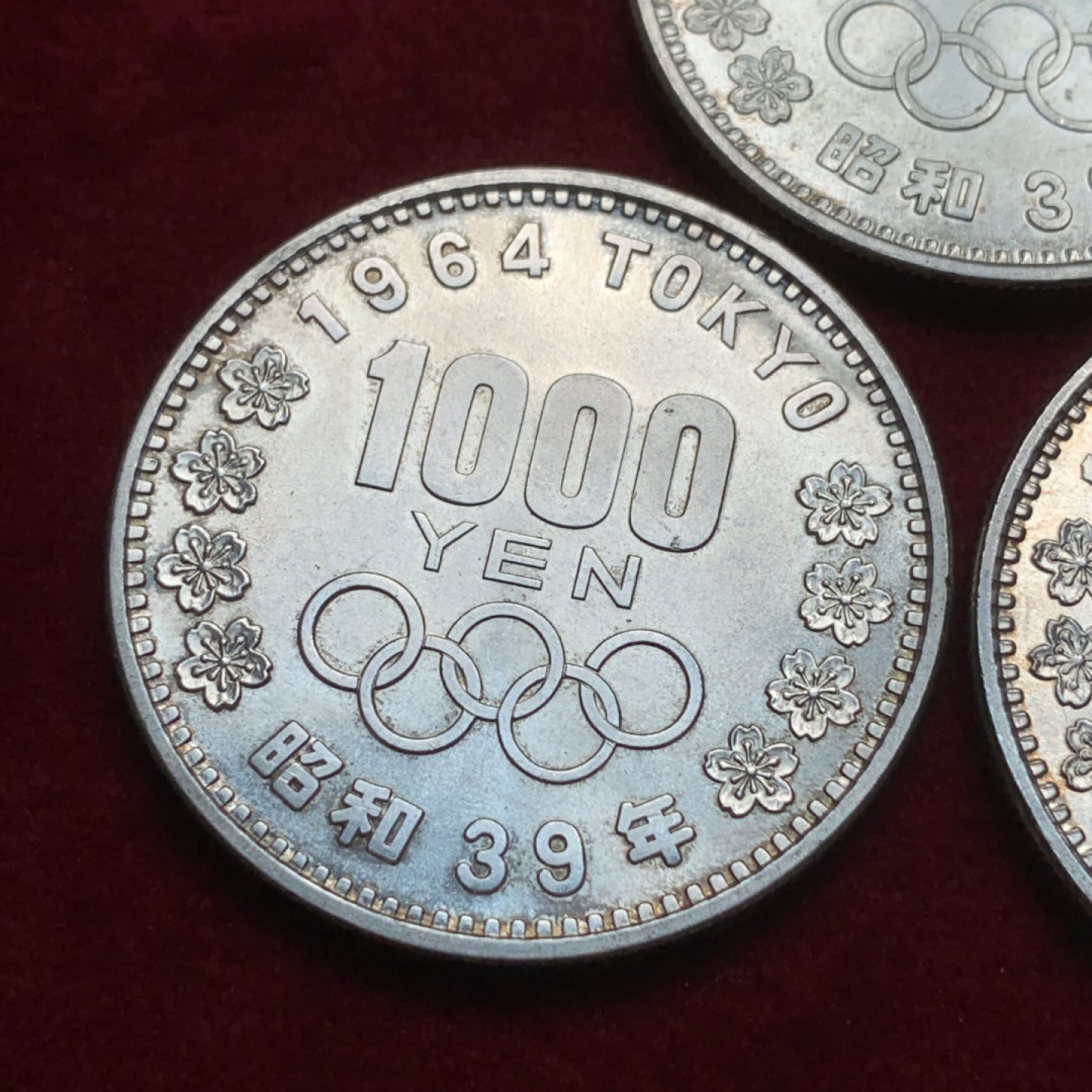 《竞宝斋》第91场-本周日，周一2场连拍（全场不限金额包邮） BU 三枚合拍 日本 1964年 1000日元 日本东京奥运会银币 三枚均为BU品相 底板完美 转光强烈耀眼 其中两枚已经从边缘开始生出金彩