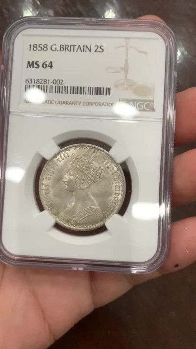 《竞宝斋》第91场-本周日，周一2场连拍（全场不限金额包邮） NGC-MS64 英国 1858年 哥特弗洛林 第一版头像漂亮 且压力深 。年份三C间距靠近，该版别ESC标记其珍惜度为S。8月25日SBP一枚63分的1859普通版成交价为1440美元，到手已逾万元