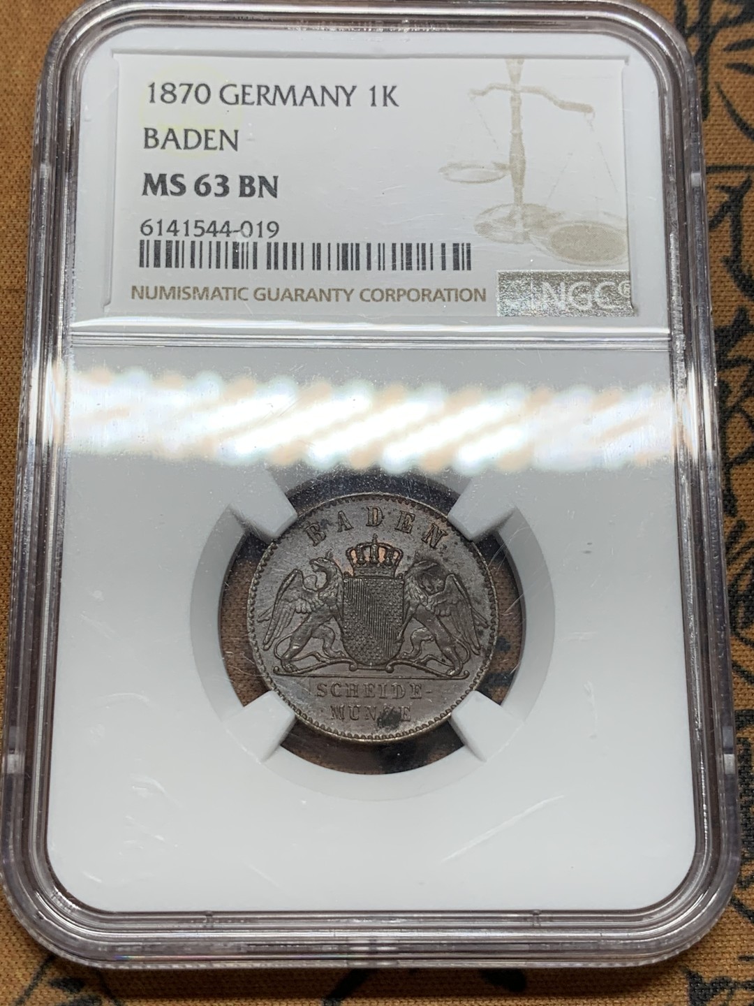 《竞宝斋》第91场-本周日，周一2场连拍（全场不限金额包邮） NGC-MS63BN 1870年 德国 巴登1克鲁泽铜币 亚军分数，经典双狮盾徽。