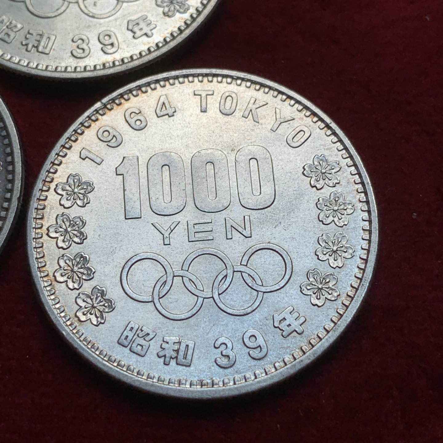 《竞宝斋》第91场-本周日，周一2场连拍（全场不限金额包邮） BU 三枚合拍 日本 1964年 1000日元 日本东京奥运会银币 三枚均为BU品相 底板完美 转光强烈耀眼 其中两枚已经从边缘开始生出金彩