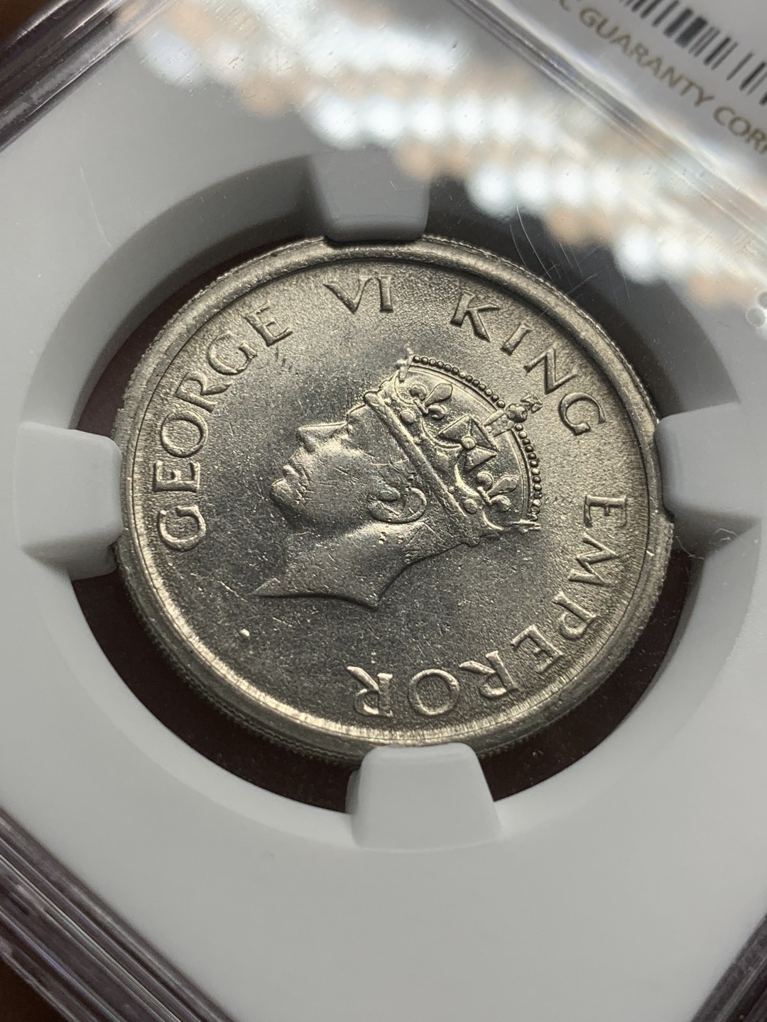 《竞宝斋》第91场-本周日，周一2场连拍（全场不限金额包邮） NGC MS62 英属印度 乔六 1947年1卢比 状态不错