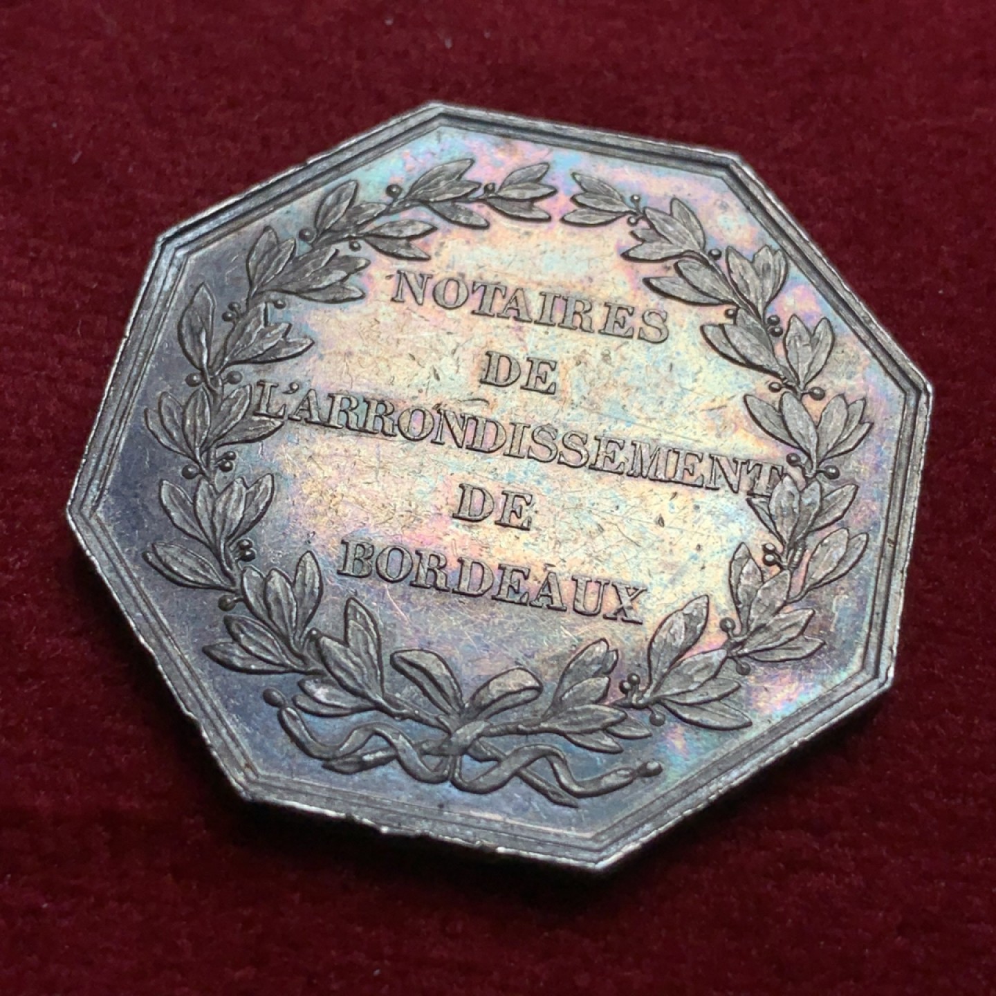 《竞宝斋》第91场-本周日，周一2场连拍（全场不限金额包邮） 法国  波尔图公证人八角JETON 代币 原味深五彩包浆 手指铭  17.7克