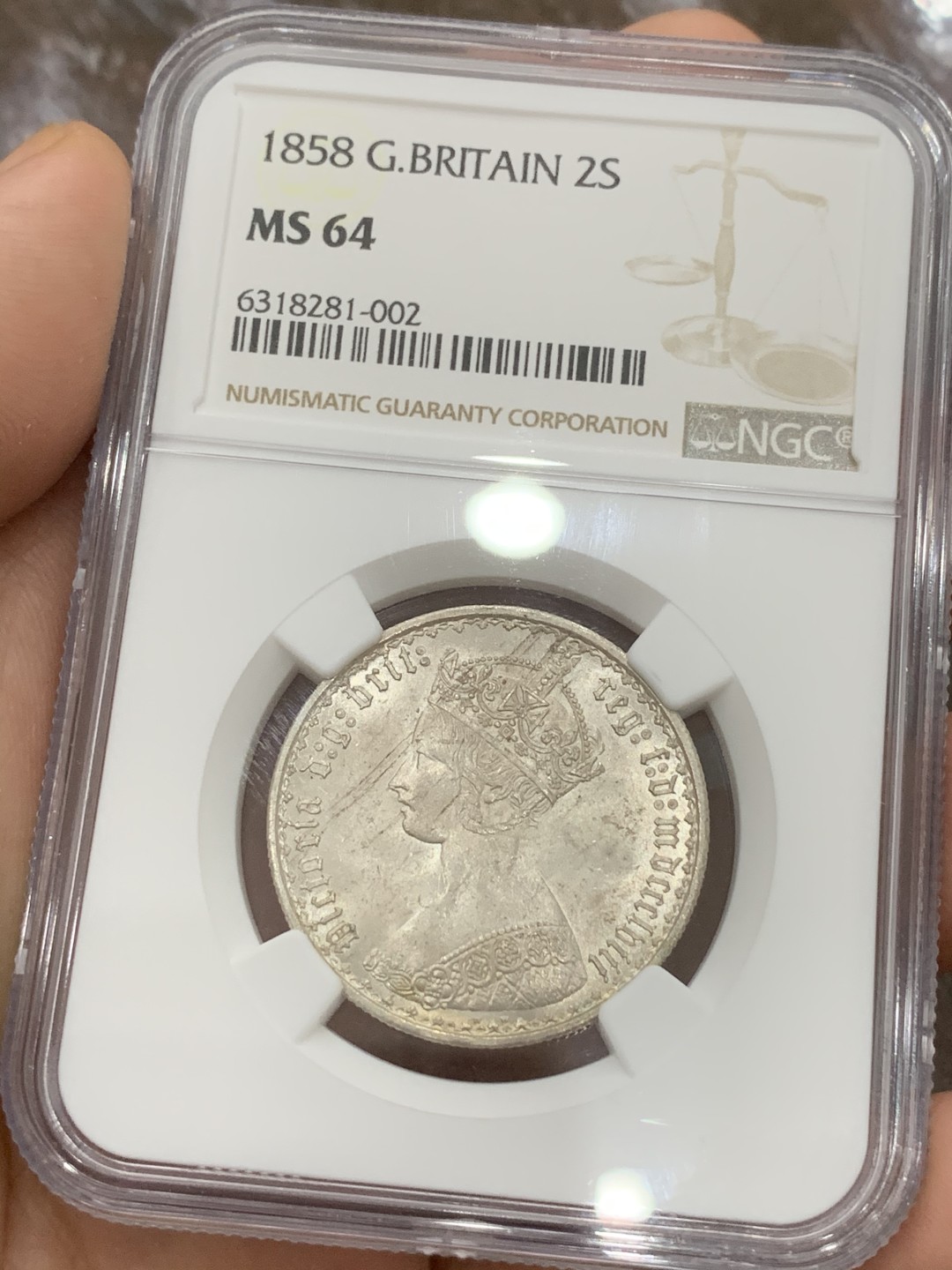 《竞宝斋》第91场-本周日，周一2场连拍（全场不限金额包邮） NGC-MS64 英国 1858年 哥特弗洛林 第一版头像漂亮 且压力深 。年份三C间距靠近，该版别ESC标记其珍惜度为S。8月25日SBP一枚63分的1859普通版成交价为1440美元，到手已逾万元