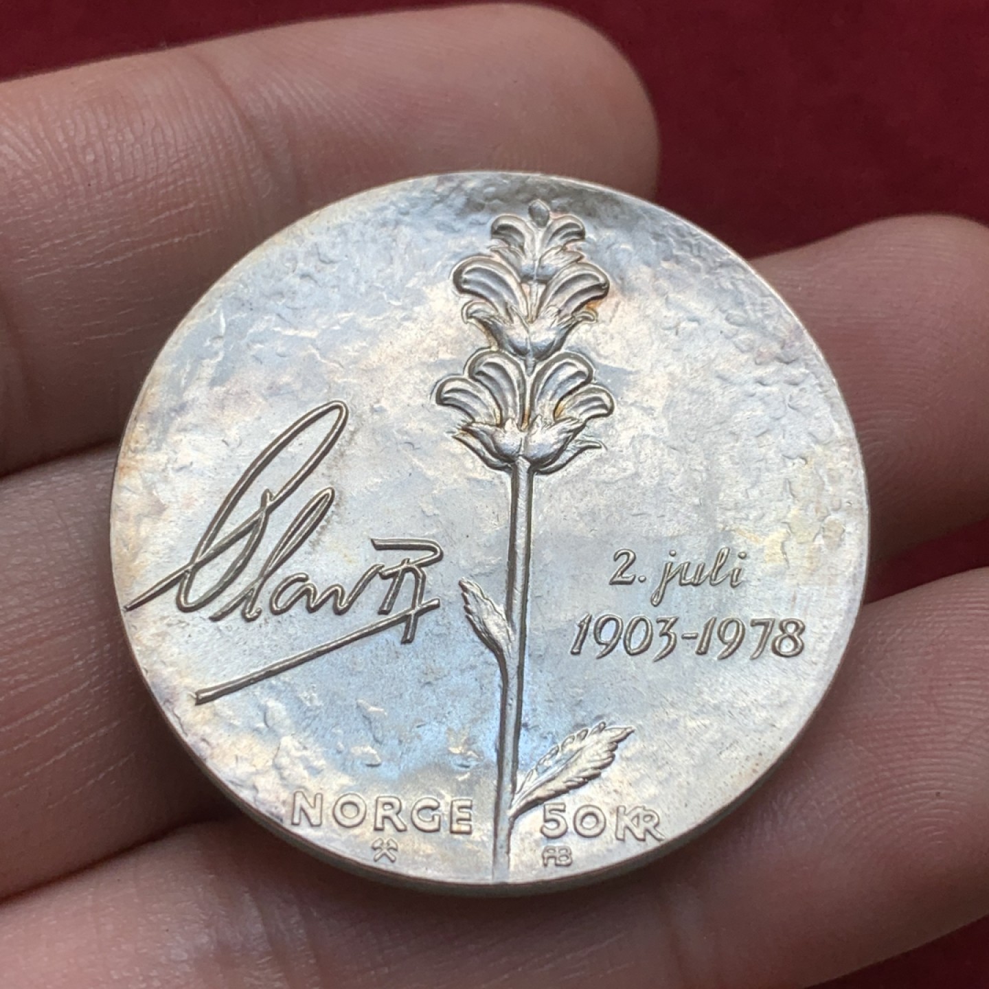 《竞宝斋》第91场-本周日，周一2场连拍（全场不限金额包邮） 挪威1978年奥拉夫五世国王诞辰75周年纪念50克朗大银币，925银，直径36mm，重量27g