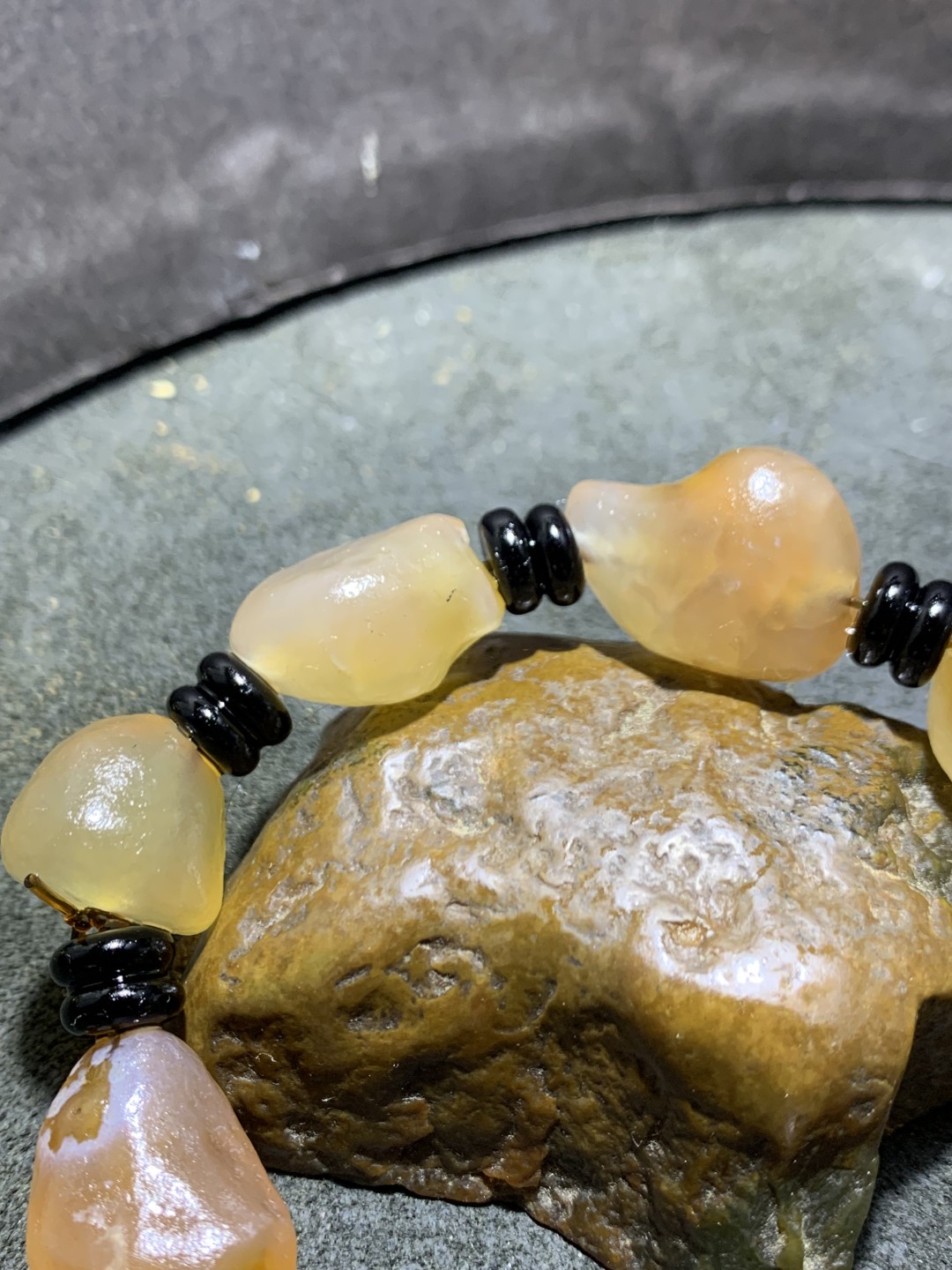 精美天然阿拉善酒红色糖心玛瑙异形原石手串一条