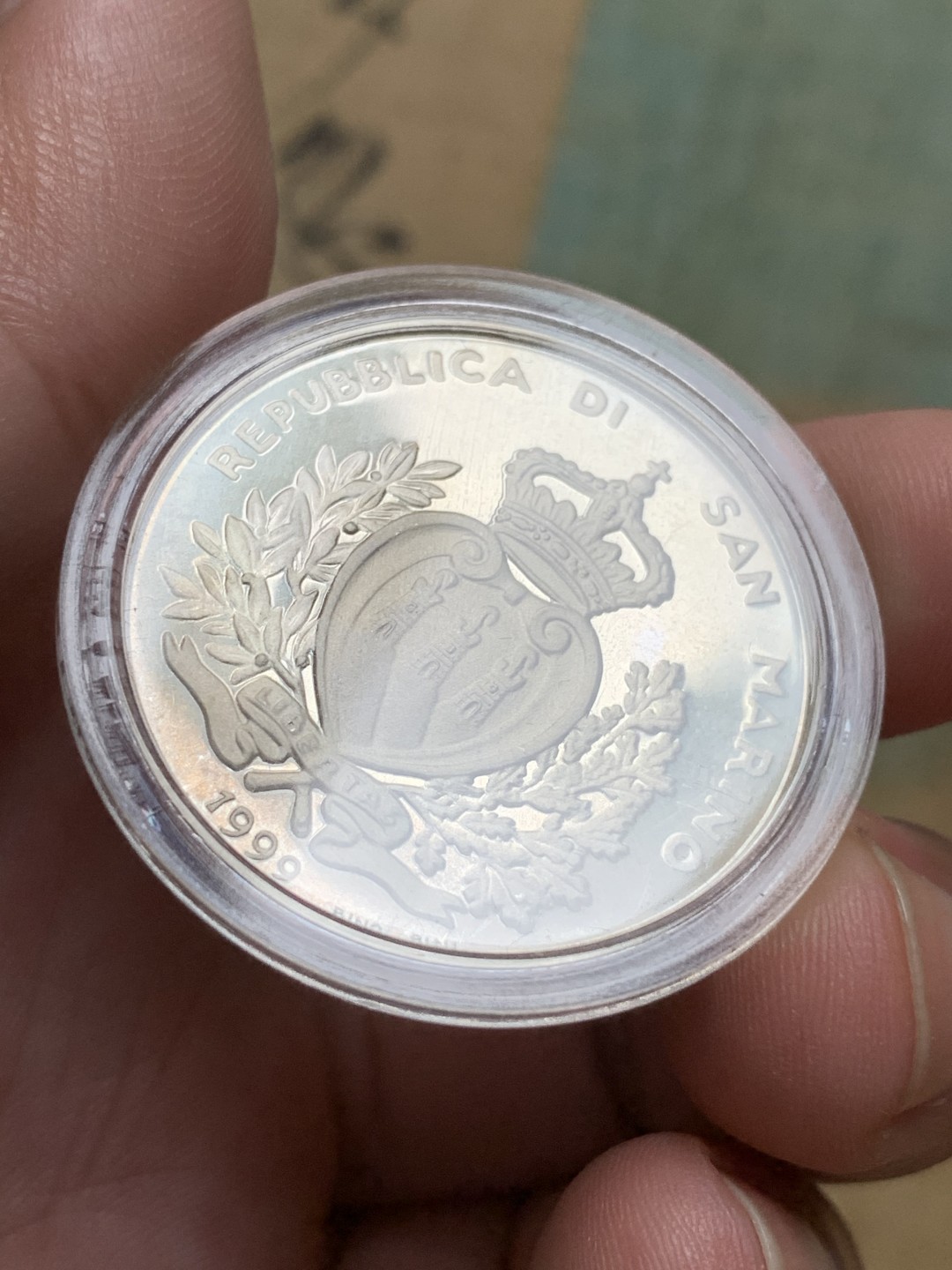 《竞宝斋》第91场-本周日，周一2场连拍（全场不限金额包邮） 原盒证书 圣马力诺1999年 射击 10000里拉精制大银币 22克 835银