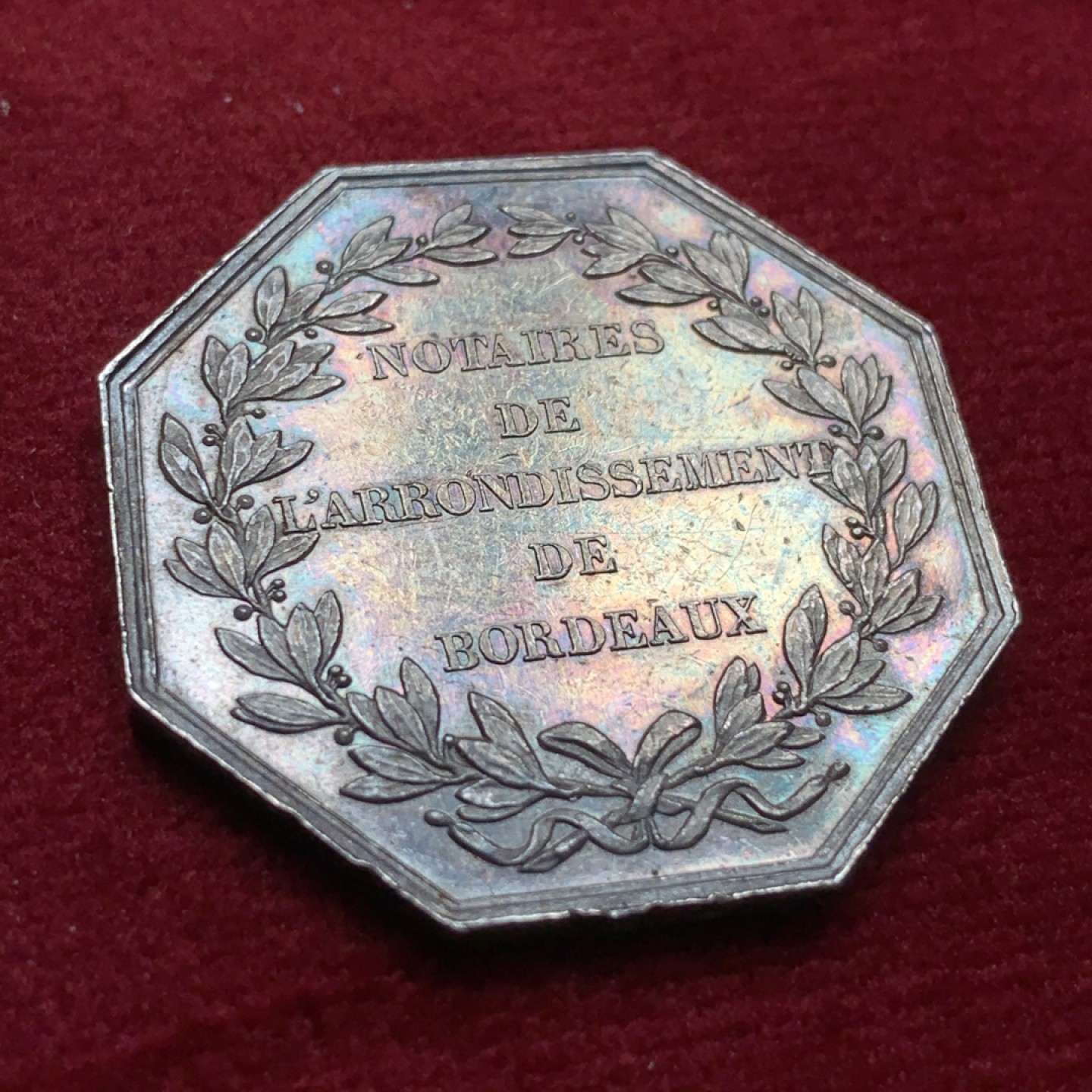 《竞宝斋》第91场-本周日，周一2场连拍（全场不限金额包邮） 法国  波尔图公证人八角JETON 代币 原味深五彩包浆 手指铭  17.7克