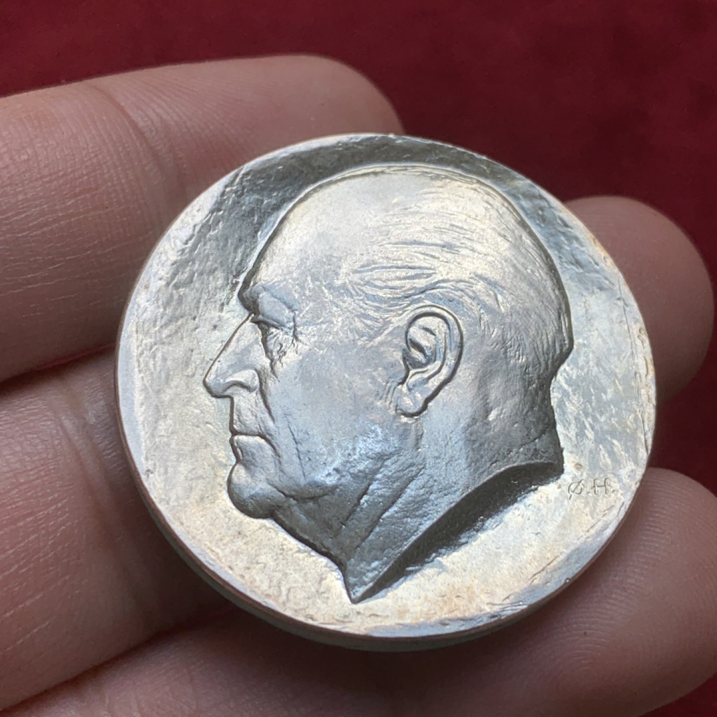 《竞宝斋》第91场-本周日，周一2场连拍（全场不限金额包邮） 挪威1978年奥拉夫五世国王诞辰75周年纪念50克朗大银币，925银，直径36mm，重量27g